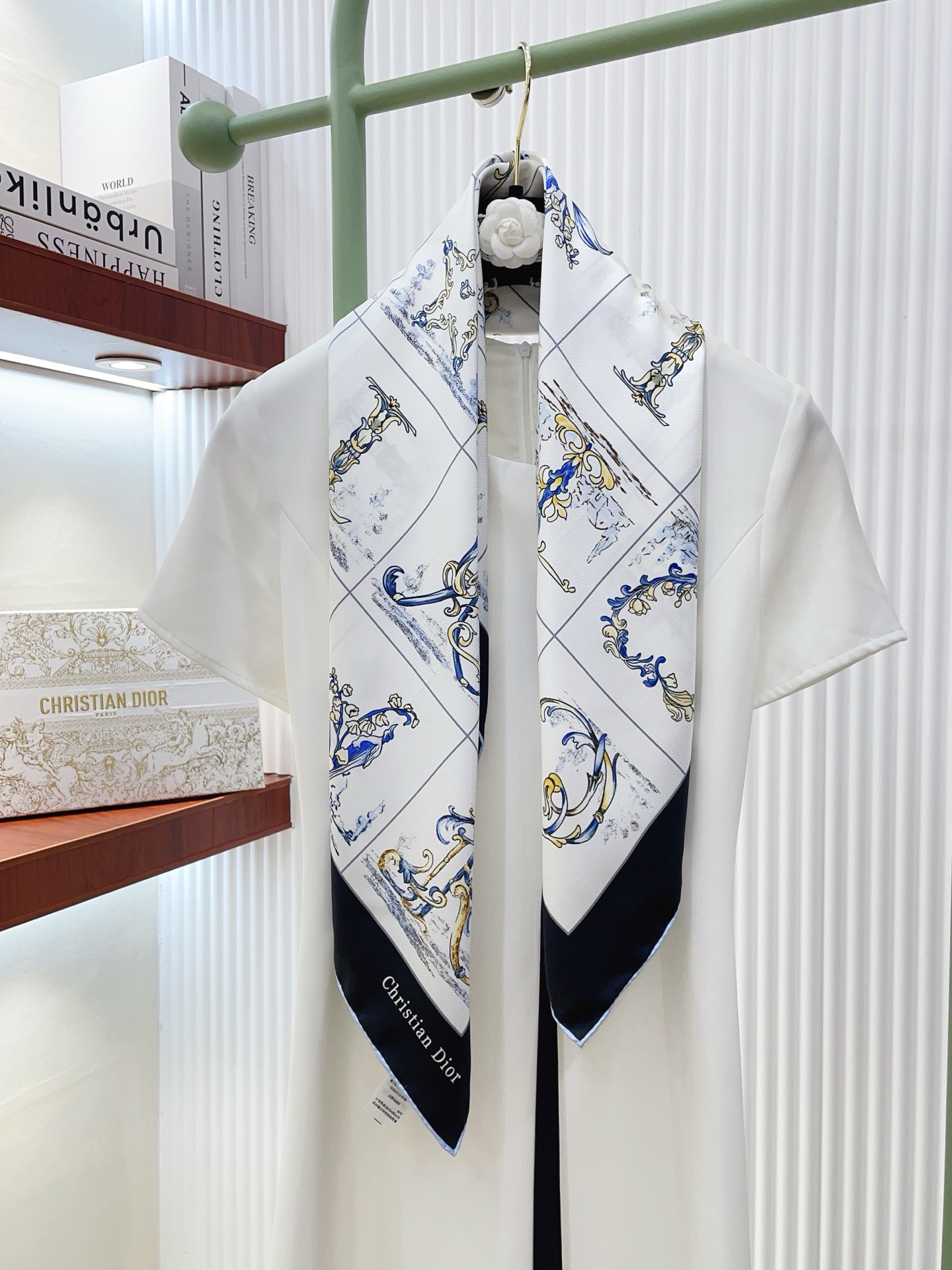 NO:728933,【18moomi  Double-sided same color] CD with a high-end feel [Flower Elements 90] High-end fashion style color matching is very sophisticated, the pattern is ingenious, and the upper body is so beautiful that it can be blended into daily items and can be matched with very young dressing styles. It is enough to make any mediocre outfit amazing and has rich combinations  The function is soft. The feel, gloss and curling are all very good. Customized fabric. It makes the scarf easier to style. The simple matching gives people a very comfortable and tasteful big-name feel... Recommended 90*90cm top twill silk square scarf high version scarf, high version scarf, real  silk19860909【18姆米 双面同色】高级感爆棚CD【花朵元素90】高级时髦风配色非常考究,图案匠心,上身简直美得太惊艳了融入日常的单品,可以搭配很年轻的穿搭方式.它足以让任何一件平庸的服装变得惊艳无比,有着丰富搭配功能柔软.手感,光泽感,卷边都做的非常好,定制级面料.赋予了围巾更非常容易造型.简单的搭配却给人非常舒适有品味的大牌感…推荐90*90cm顶级斜纹真丝方巾高版本围巾,高版本围巾,real silk,scarf