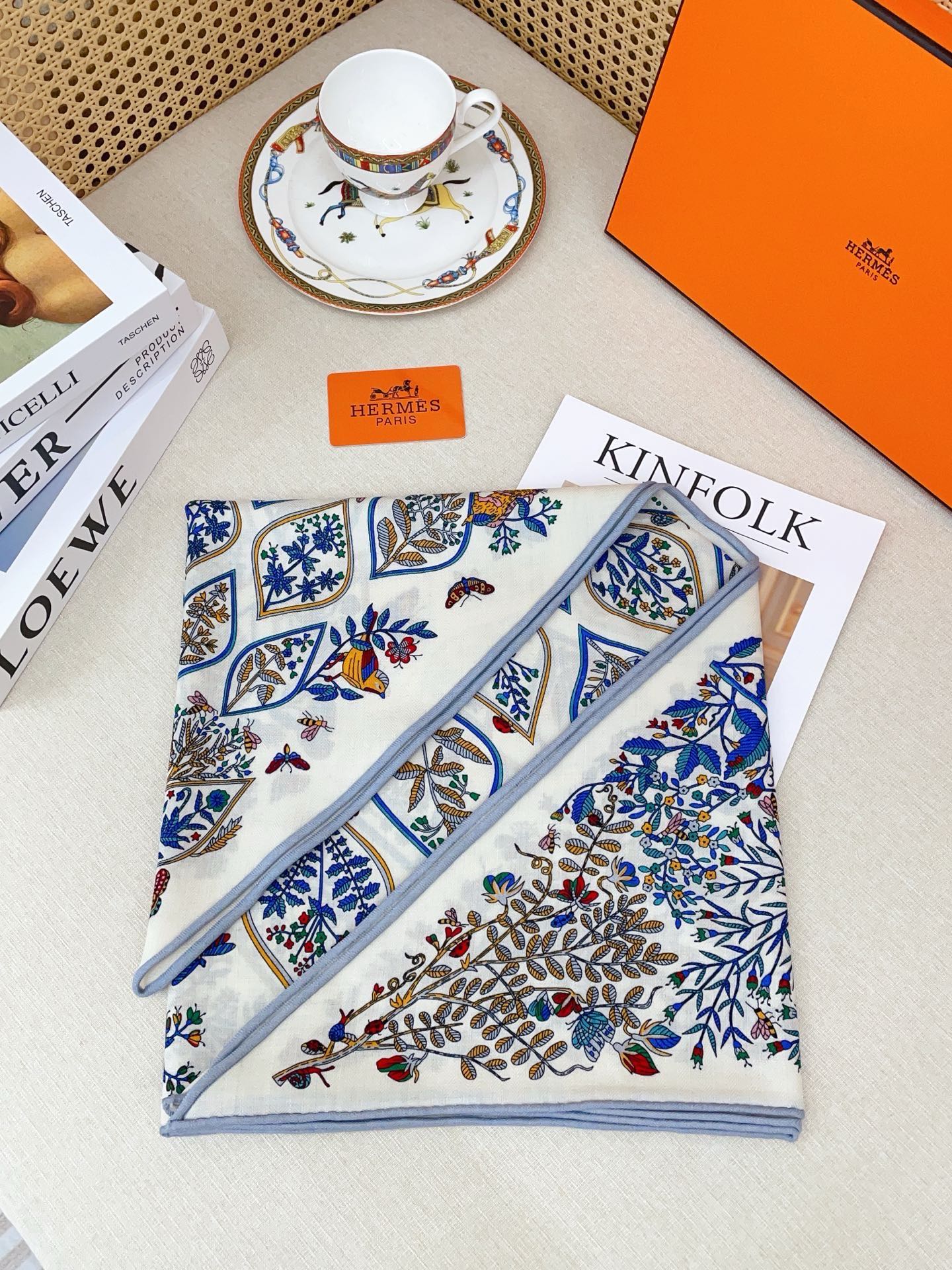 ✨✨【加厚丝毛款 双面同色】上新💏顶级H家专柜最新款【药用植物图鉴 大三角巾】多功能三角巾 🎀🎀，色彩明