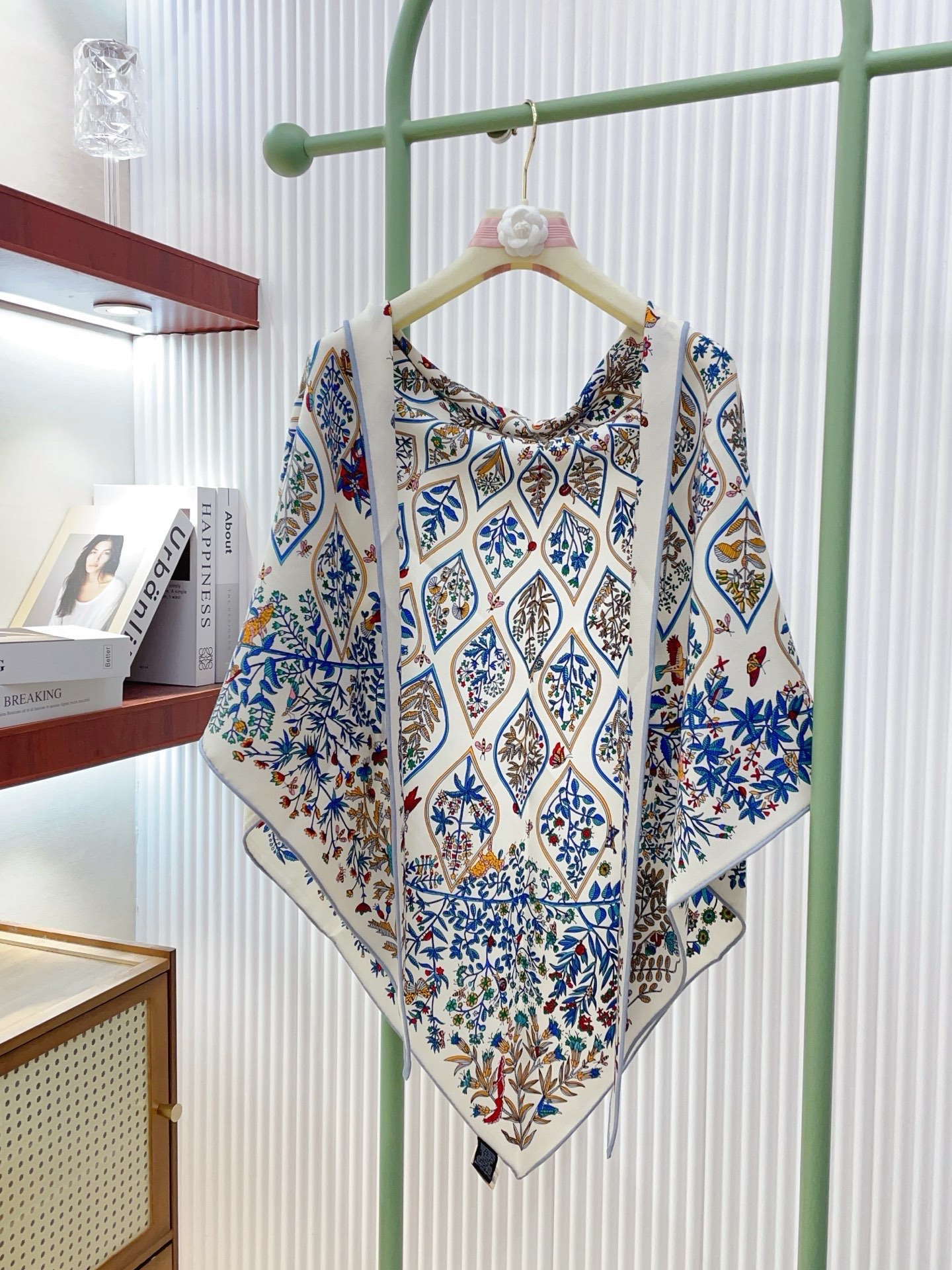 ✨✨【加厚丝毛款 双面同色】上新💏顶级H家专柜最新款【药用植物图鉴 大三角巾】多功能三角巾 🎀🎀，色彩明