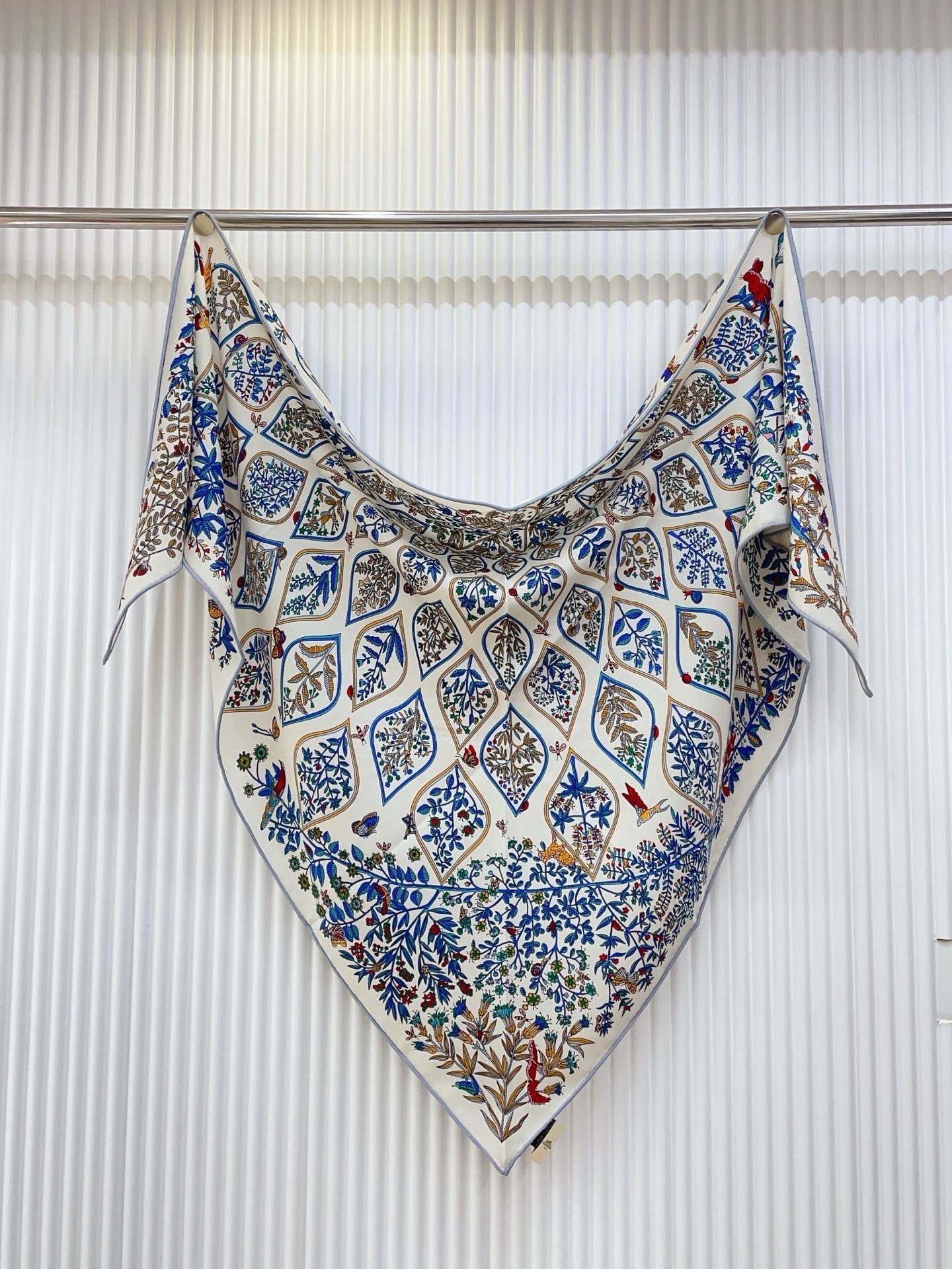 ✨✨【加厚丝毛款 双面同色】上新💏顶级H家专柜最新款【药用植物图鉴 大三角巾】多功能三角巾 🎀🎀，色彩明