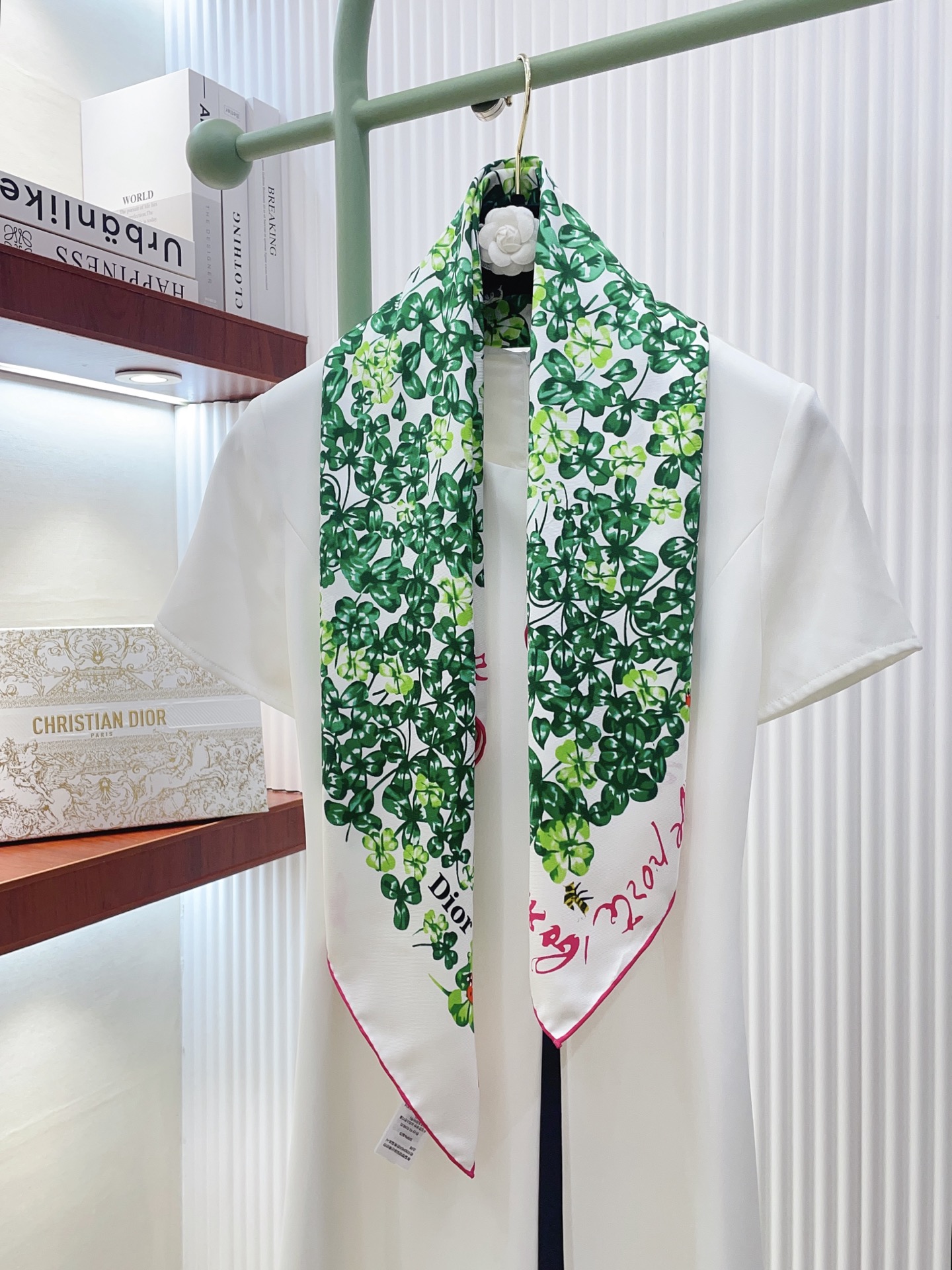 NO:728938,[18 Mummy Double-sided same color] High-end CD [Green four-leaf clover]  90] High-end fashion style color matching is very sophisticated, the pattern is ingenious, and the upper body is so beautiful that it can be integrated into daily items and can be matched with very young dressing styles. It is enough to make any mediocre clothing stunning, with rich matching functions and soft feel.  The luster and curling are very good, custom-grade fabric. It makes the scarf easier to style. The simple matching gives people a very comfortable and tasteful big-name feel... Recommended 90*90cm top twill silk square scarf high version scarf, high version scarf, real  silk19860909【18姆米 双面同色】高级感爆棚CD【绿色四叶草 90】高级时髦风配色非常考究,图案匠心,上身简直美得太惊艳了融入日常的单品,可以搭配很年轻的穿搭方式.它足以让任何一件平庸的服装变得惊艳无比,有着丰富搭配功能柔软.手感,光泽感,卷边都做的非常好,定制级面料.赋予了围巾更非常容易造型.简单的搭配却给人非常舒适有品味的大牌感…推荐90*90cm顶级斜纹真丝方巾高版本围巾,高版本围巾,real silk,scarf