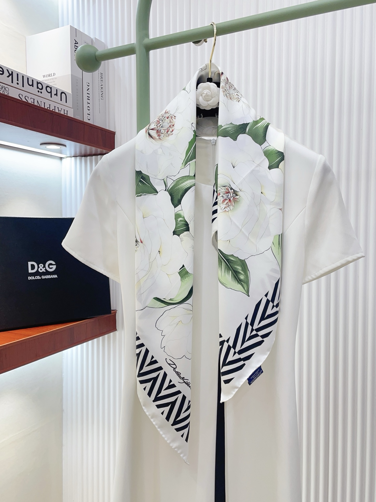 NO:728943,【18moomi  Double-sided same color] I love the upper body effect and it has just been put on the shelves. The latest model from D&G is very attractive. This type of element has always been the aura of high-end women. The combination of fashion and femininity is just right. This combination is really fashionable and elegant and feminine. It is very suitable for daily wear. The color matching feel, gloss and hemming are very good, and the custom-grade fabric makes the scarf easier to style. It is a very heavy and luxurious design, but the upper body is very noble!  A simple foundation with this scarf, the simple combination gives people a very comfortable and tasteful big-name feel... Recommended 90*90cm top twill silk square scarf high version scarf, high version scarf, Dolce&Gabbana, real silk19860909【18姆米 双面同色】上身效果疯狂的喜欢专柜也是刚刚上架的,D&G最最新款~非常有看头,这类元素一直是高级女人的气场感,时髦和女人味融合的刚刚好这样的搭配真的是好时髦,优雅女人味非常适合日搭的配色手感,光泽感,卷边都做的非常好,定制级面料.赋予了围巾更非常容易造型.非常重磅奢华的设计,上身却别样衬得人高贵气质！简单的打底配此款围巾,简单的搭配却给人非常舒适有品味的大牌感…推荐90*90cm顶级斜纹真丝方巾高版本围巾,高版本围巾,Dolce&Gabbana,real silk,scarf