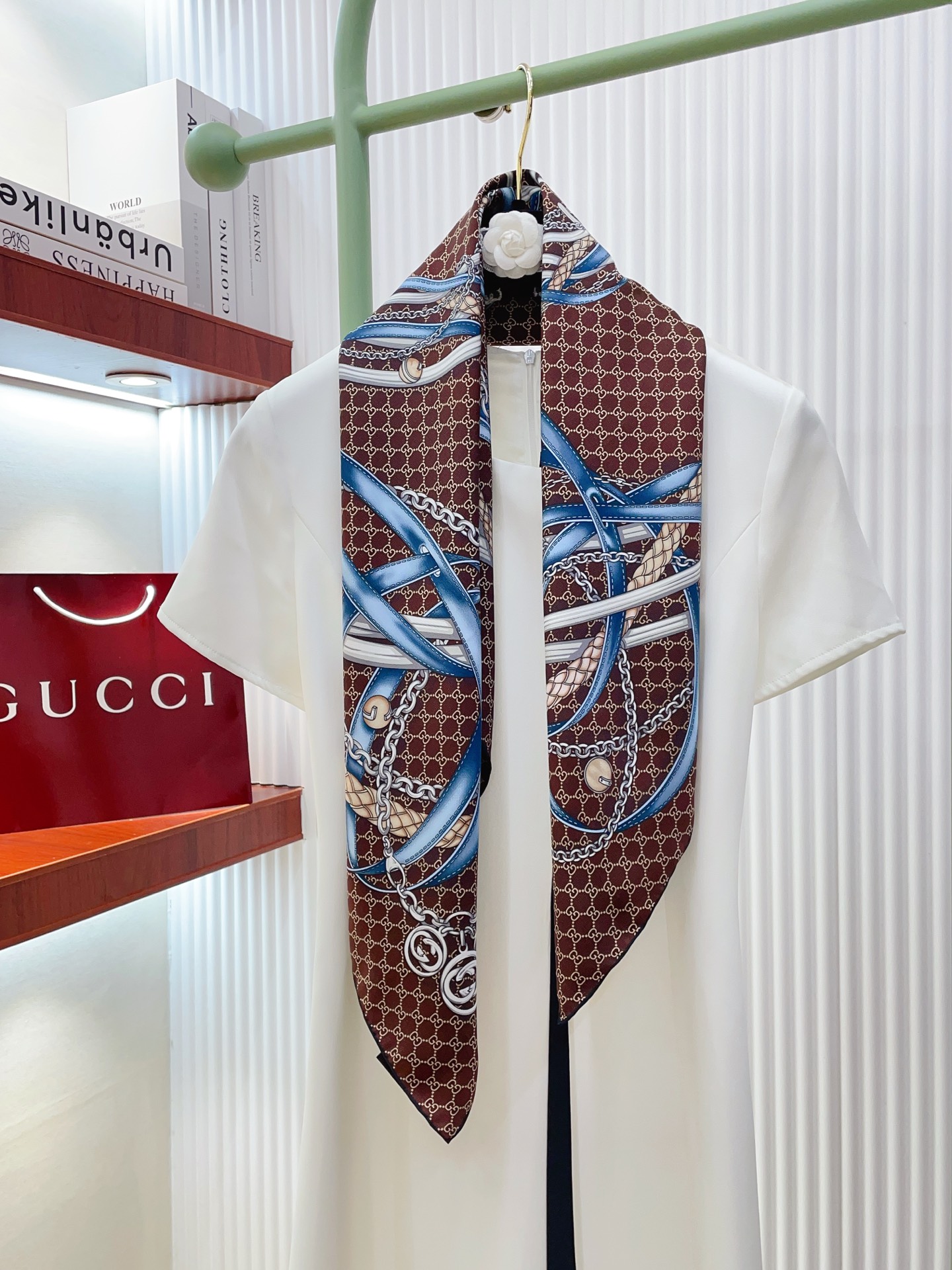 NO:728946,[18 Mumi, double-sided same color] The new G family silk scarves are all said to be good-looking. Recommended silk square scarves, top-notch craftsmanship, value-for-money, three-dimensional presentation of patterns and textures, extremely high-end special craftsmanship, high-end research and development, stunning advent, special cutting-edge craftsmanship, favored by Bai Fumei. Whether it is quality, style or price, they scream for big brands. Super cost-effective, definitely worth buying twill silk, size 90cm*90cm high version scarf, high version scarf, gucci, real silk19860909【18姆米 双面同色】G家真丝新款买了都说好看推荐真丝方巾,顶级工艺超值专柜爆款立体呈现图案纹路实物档次极高特殊工艺高端研发惊艳问世特殊尖端工艺处理受到白富美的喜欢 无论是品质 款式 价格都令大牌控的她们尖叫 超高性价比 绝对值得入手斜纹真丝,尺寸90cm*90cm高版本围巾,高版本围巾,gucci,real silk,scarf