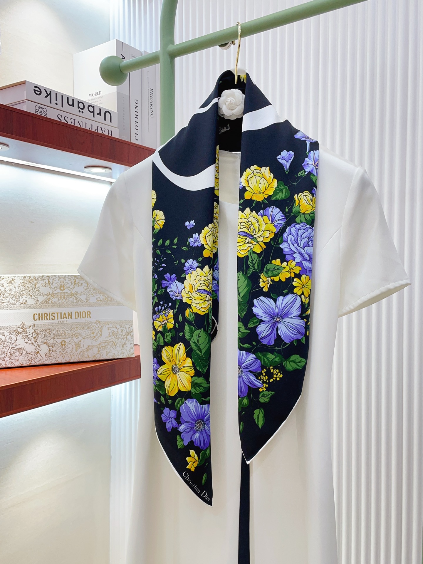 NO:728951,[18 Mumi Double-sided same color] High-end CD [Flower World]  90] High-end fashion style color matching is very sophisticated, the pattern is ingenious, and the upper body is so beautiful that it can be integrated into daily items and can be matched with very young dressing styles. It is enough to make any mediocre clothing stunning, with rich matching functions and soft feel.  The luster and curling are very good, custom-grade fabric. It makes the scarf easier to style. The simple matching gives people a very comfortable and tasteful big-name feel... Recommended 90*90cm top twill silk square scarf high version scarf, high version scarf, real  silk19860909【18姆米 双面同色】高级感爆棚CD【花朵世界 90】高级时髦风配色非常考究,图案匠心,上身简直美得太惊艳了融入日常的单品,可以搭配很年轻的穿搭方式.它足以让任何一件平庸的服装变得惊艳无比,有着丰富搭配功能柔软.手感,光泽感,卷边都做的非常好,定制级面料.赋予了围巾更非常容易造型.简单的搭配却给人非常舒适有品味的大牌感…推荐90*90cm顶级斜纹真丝方巾高版本围巾,高版本围巾,real silk,scarf