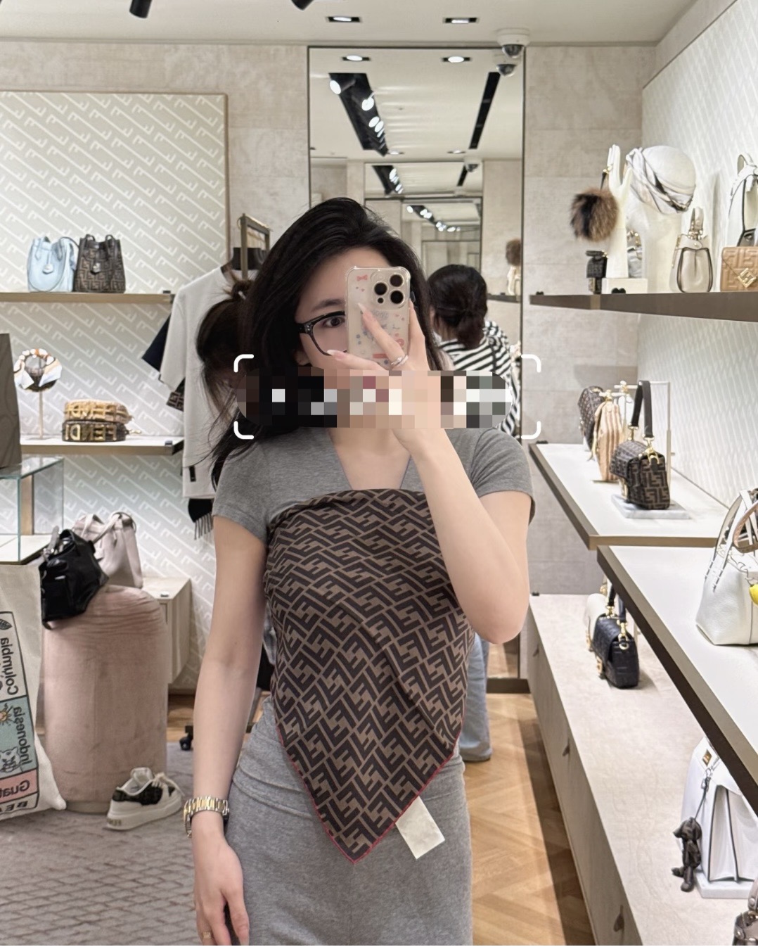 NO:728956,[18 Mumi, double-sided and same color] Fendi’s latest counter flagship model [Classic Presbyopia 90] Silk square scarf, a very good match for vacation and daily life. Order private flow] I want to go on vacation as soon as I see it. It is also very easy to wear in daily life. Needless to say, the whole person will look very energetic. Needless to say, the details and quality can be seen clearly. Absolutely praised high-standard quality 90*90 square scarf, top twill silk high version scarf, high version scarf, fendi, real silk19860909【18姆米 双面同色】Fendi最新的专柜主打款【经典老花 90】真丝方巾 度假及日常都非常好搭配的款订单私流】一看到就想去度假平时穿搭也非常好搭配,整个人看起来都会神采奕奕好多不用多说,细节品质都看得清楚,绝对获赞的高规格品质90*90方巾,顶级斜纹真丝高版本围巾,高版本围巾,fendi,real silk,scarf