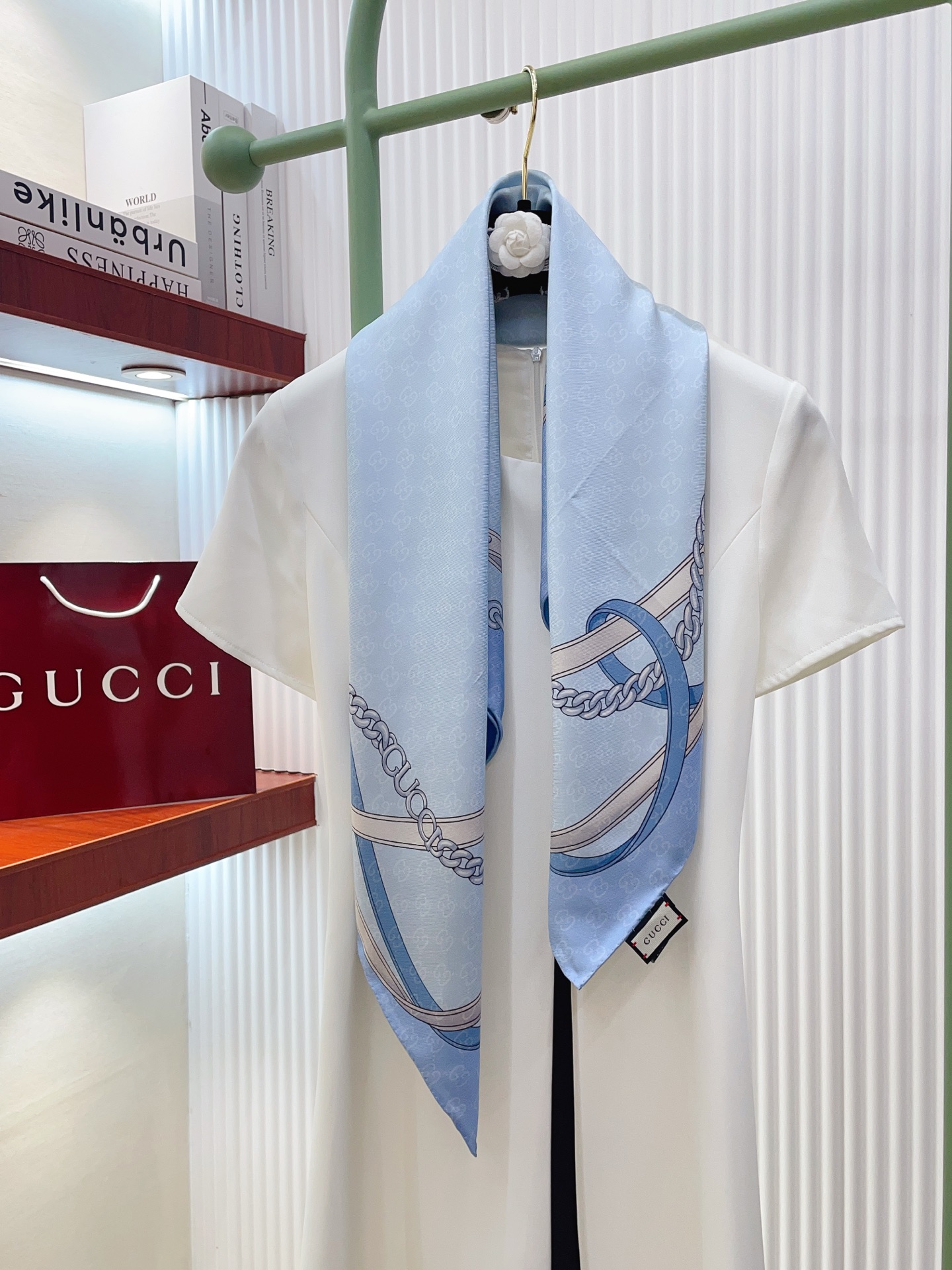 NO:728961,【18moomi  Double-sided same color] I love the upper body effect and it has just been put on the shelves. The latest model from CELINE is very attractive. Elements like Celine's have always been the aura of high-end women. The combination of fashion and femininity is just right. This combination is really fashionable and elegant and feminine. It is very suitable for daily wear. The color matching, gloss and hemming are very good, and the custom-grade fabric makes the scarf easier to style. The very heavy and luxurious design, but the upper body is very noble!  A simple foundation with this scarf, the simple matching gives people a very comfortable and tasteful big-name feel... Recommended 90*90cm top twill silk square scarf high version scarf, high version scarf, celine, real silk19860909【18姆米 双面同色】上身效果疯狂的喜欢专柜也是刚刚上架的,CELINE最最新款~非常有看头,瑟琳的这类元素一直是高级女人的气场感,时髦和女人味融合的刚刚好这样的搭配真的是好时髦,优雅女人味非常适合日搭的配色手感,光泽感,卷边都做的非常好,定制级面料.赋予了围巾更非常容易造型.非常重磅奢华的设计,上身却别样衬得人高贵气质！简单的打底配此款围巾,简单的搭配却给人非常舒适有品味的大牌感…推荐90*90cm顶级斜纹真丝方巾高版本围巾,高版本围巾,celine,real silk,scarf