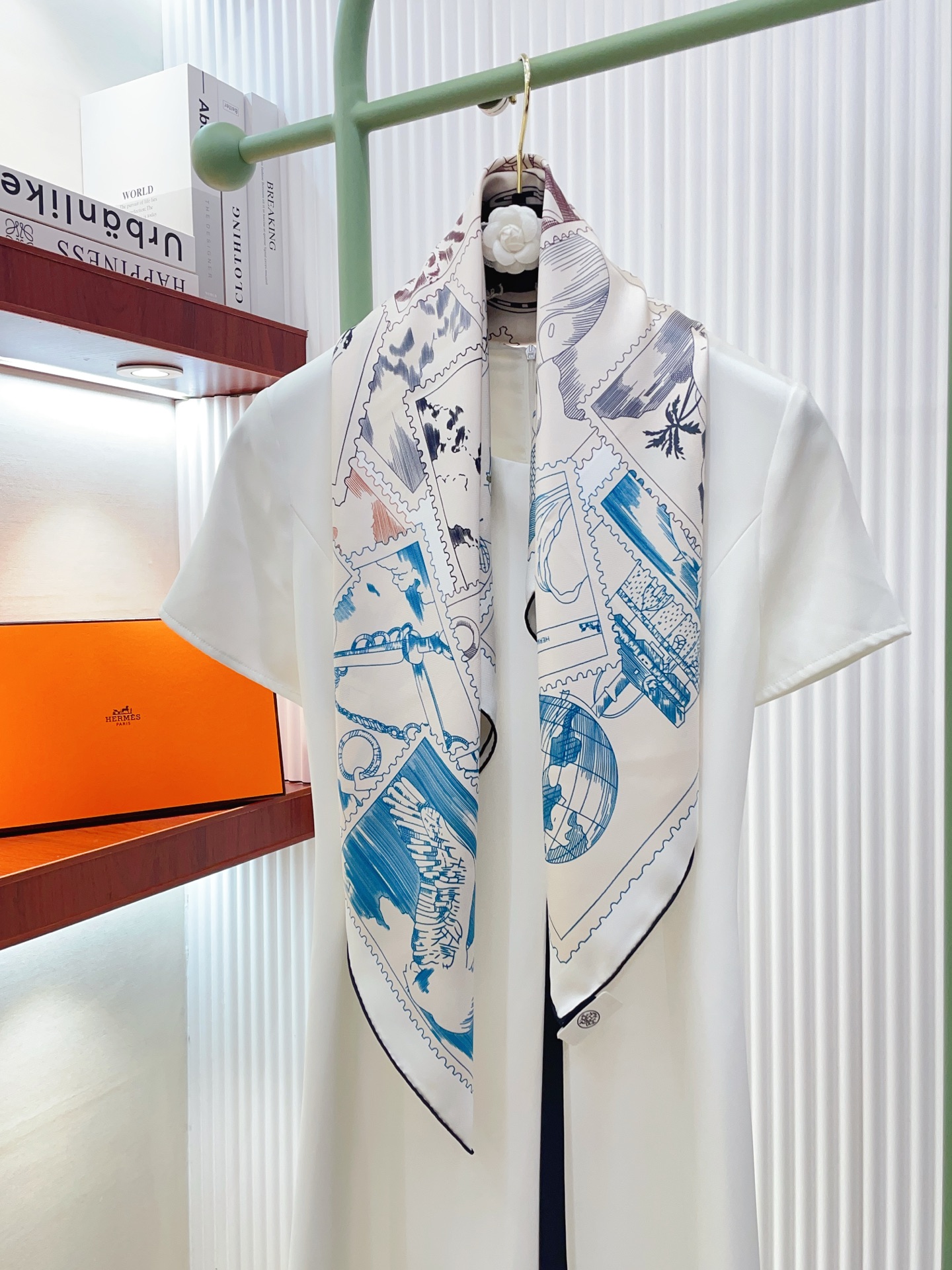 NO:821169,[18 Mumi, double-sided with the same color] H**S new silk scarf, everyone said it looks good when I bought it. Recommended [Fubao Stamp Collector 90] Silk square scarf, top craftsmanship, value counter, three-dimensional presentation of patterns and textures, very high quality, special craftsmanship, high-end research and development, stunning appearance, special cutting-edge craftsmanship, loved by Bai Fumei. Whether it is quality, style or price, they will scream for big brand control. Super high cost performance  It is definitely worth buying twill silk, size 90cm*90cm high version scarf, high version scarf, real silk19860909【18姆米 双面同色】H**S真丝新款买了都说好看推荐【福宝集邮者90】真丝方巾,顶级工艺超值专柜爆款立体呈现图案纹路实物档次极高特殊工艺高端研发惊艳问世特殊尖端工艺处理受到白富美的喜欢 无论是品质 款式 价格都令大牌控的她们尖叫 超高性价比 绝对值得入手斜纹真丝,尺寸90cm*90cm高版本围巾,高版本围巾,real silk,scarf