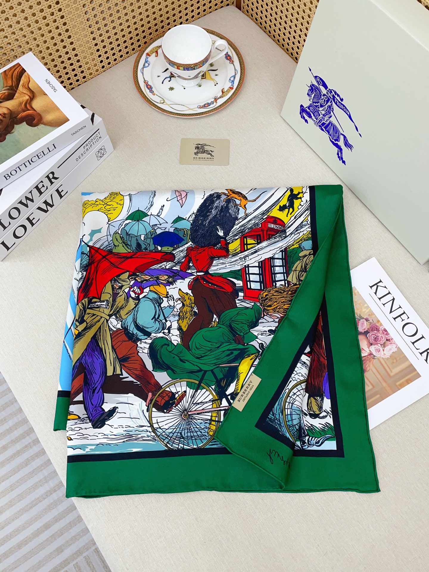 ✨✨【18姆米 双面同色】B家丝巾🧣高级感爆棚❗️高级时髦风‼️配色非常考究，图案匠心，上身简直美得太惊艳了❤️融入日常