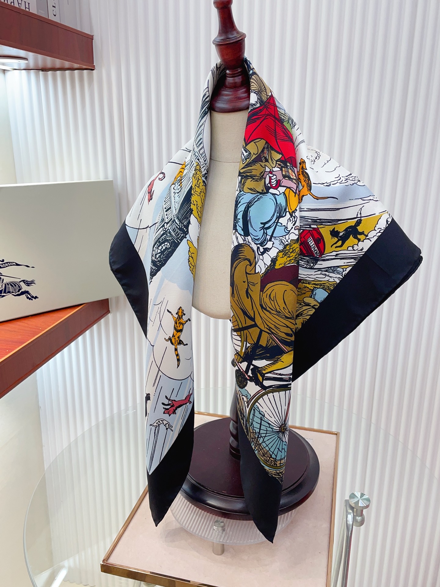 ✨✨【18姆米 双面同色】B家丝巾🧣高级感爆棚❗️高级时髦风‼️配色非常考究，图案匠心，上身简直美得太惊艳了❤️融入日常