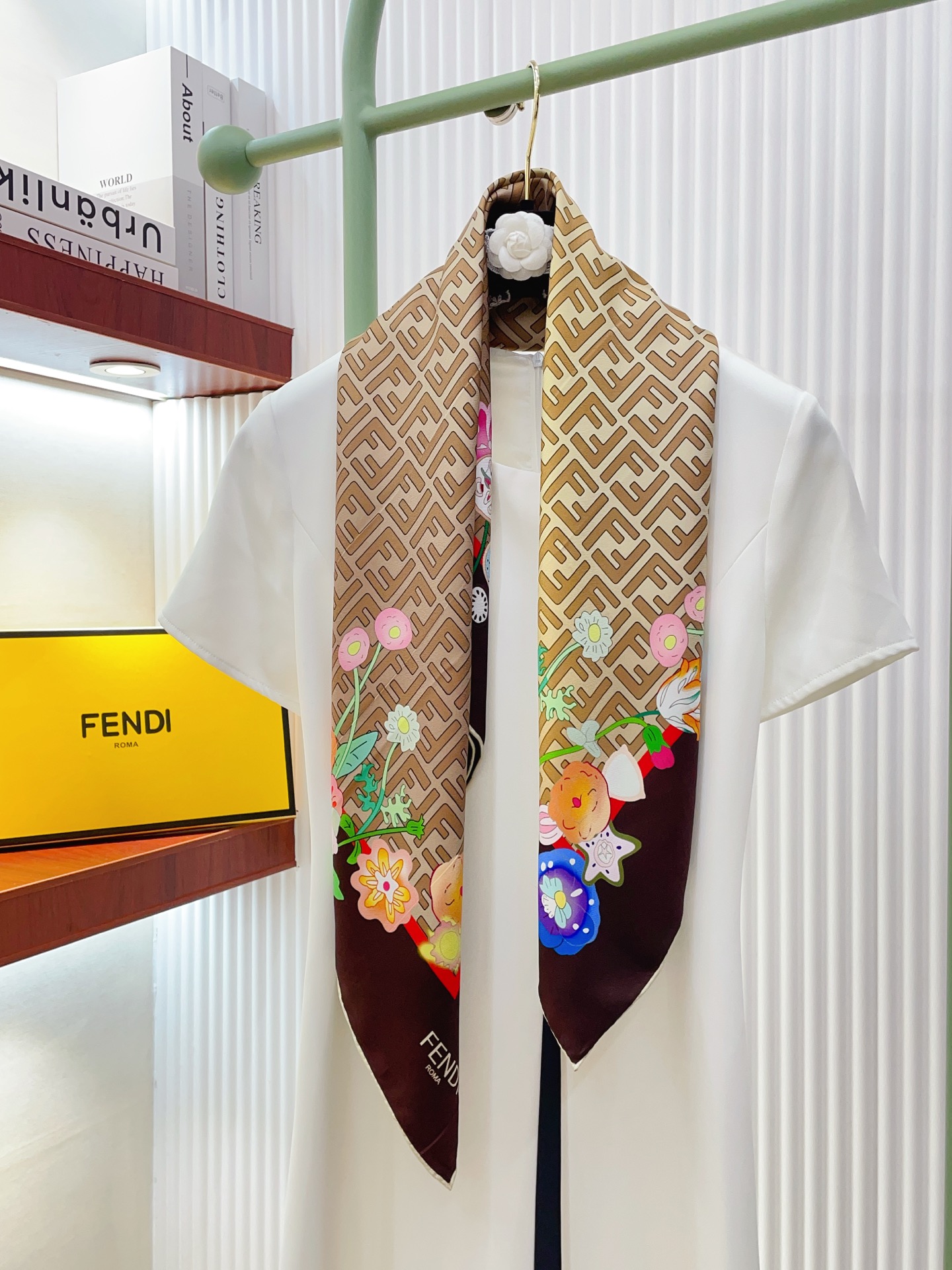 ✨✨【18姆米 双面同色】Fendi最新的专柜主打款。真丝方巾💟 度假及日常都非常好搭配的款😍订单私流 