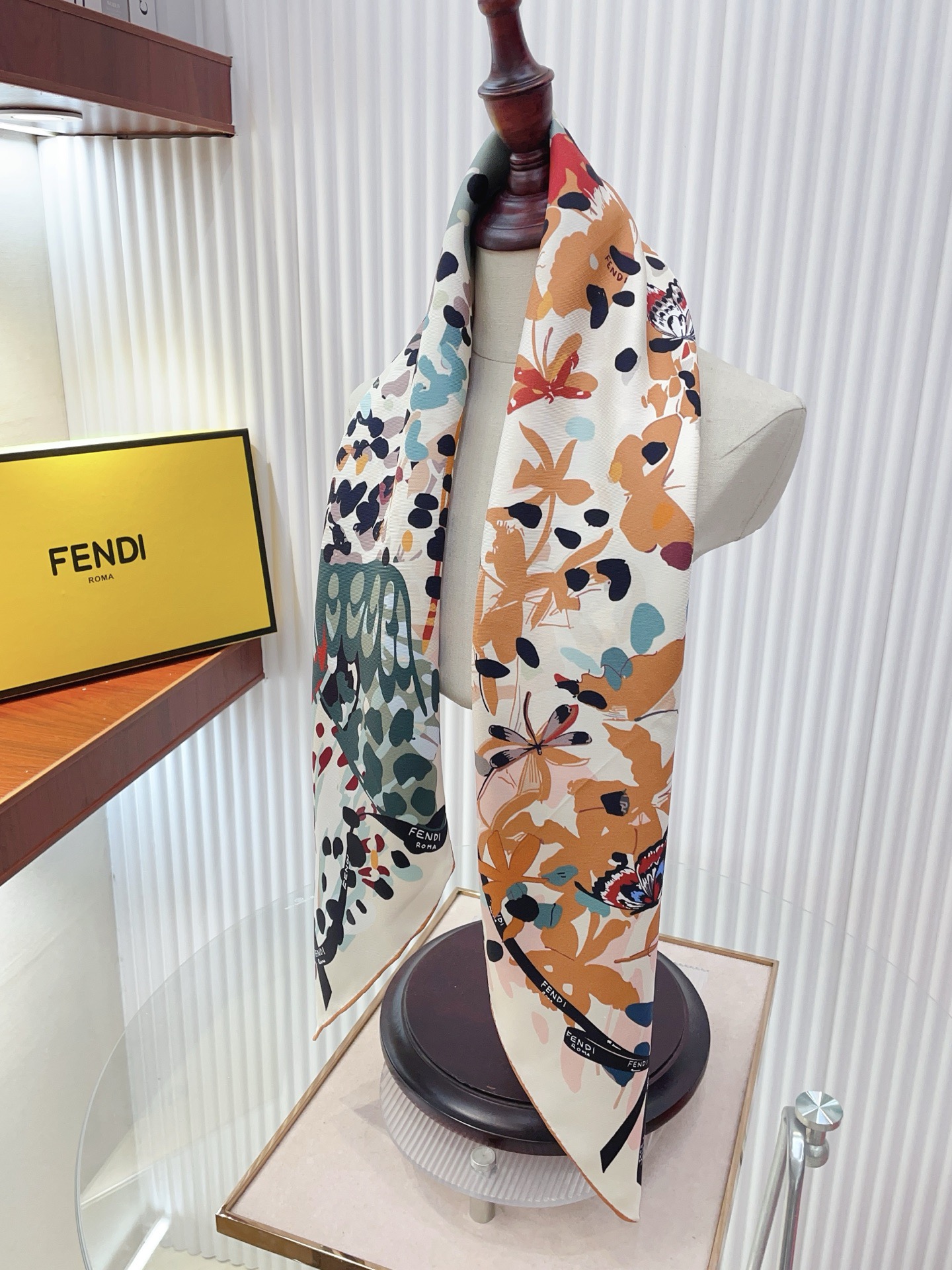 ✨✨【18姆米 双面同色】Fendi最新的专柜主打款【手绘波点 90】真丝方巾💟 度假及日常都非常好搭配 ✨✨【18姆米 双面同色】Fendi最新的专柜主打款【手绘波点 90】真丝方巾💟 度假及日常都非常好搭配