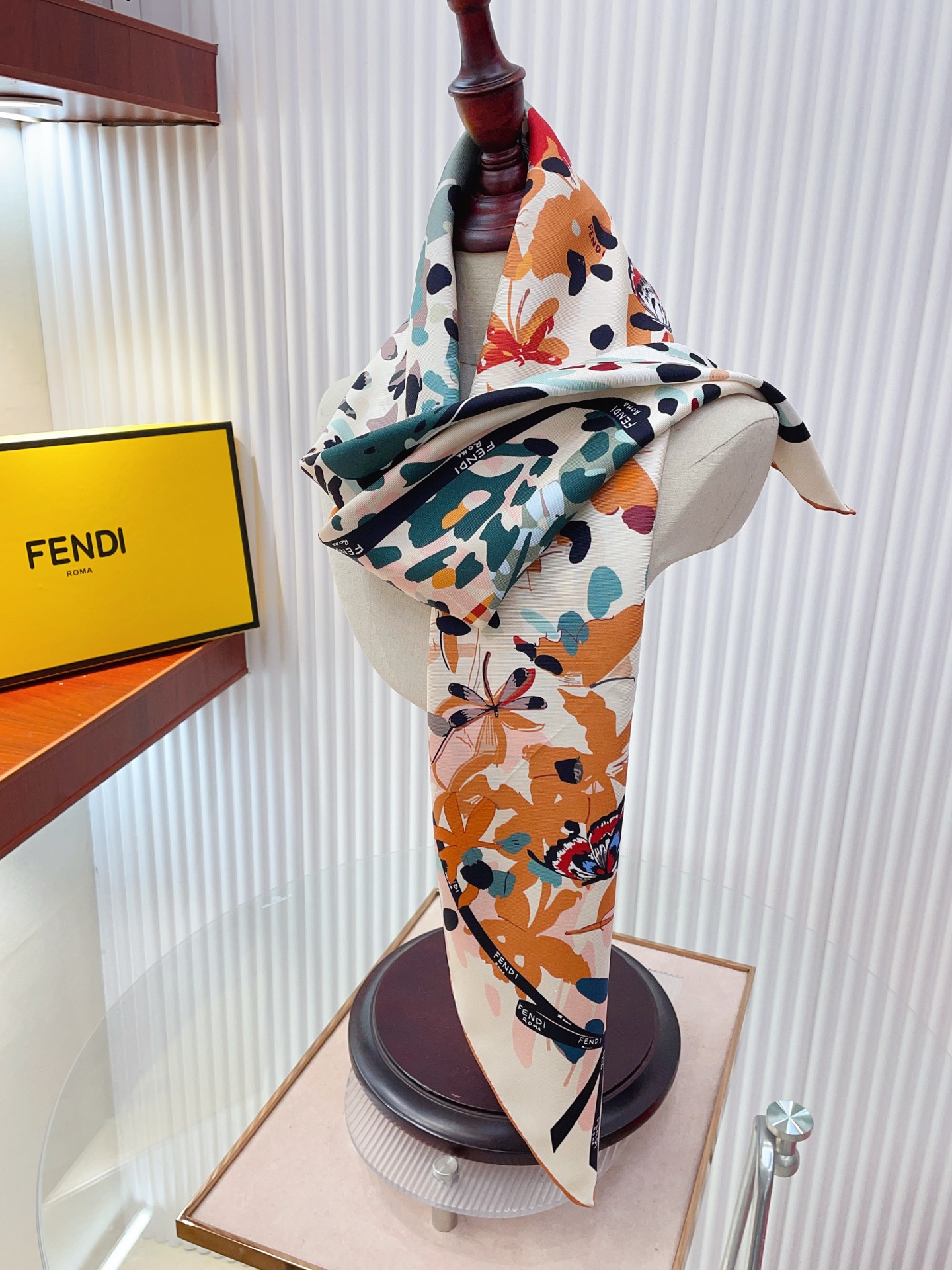 ✨✨【18姆米 双面同色】Fendi最新的专柜主打款【手绘波点 90】真丝方巾💟 度假及日常都非常好搭配 ✨✨【18姆米 双面同色】Fendi最新的专柜主打款【手绘波点 90】真丝方巾💟 度假及日常都非常好搭配