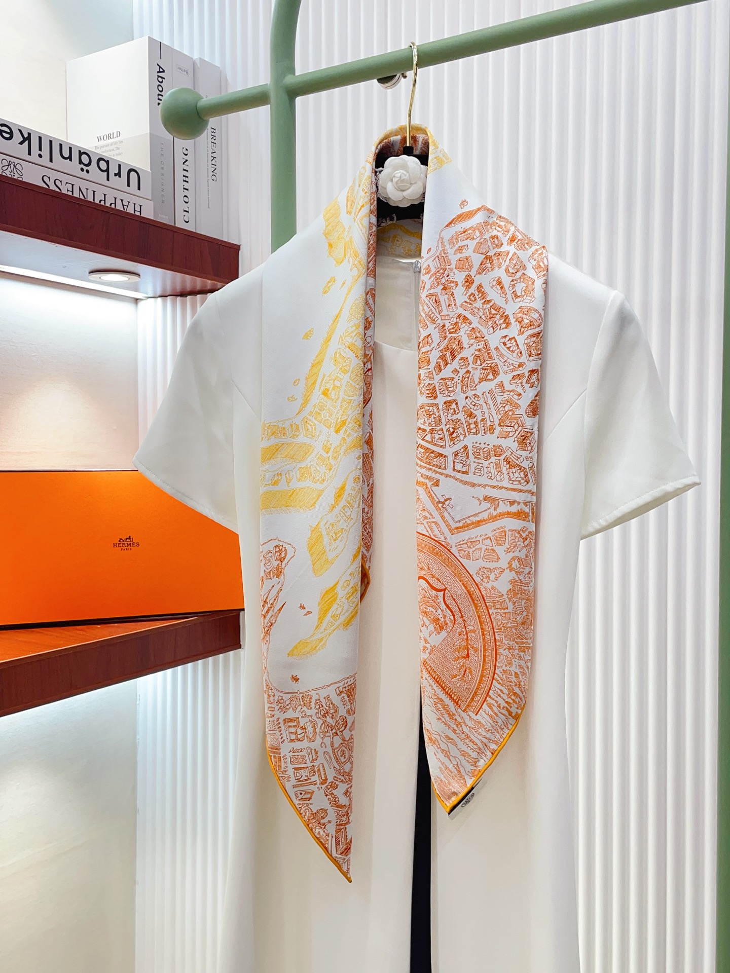 NO:861951,[18 Mumi, double-sided with the same color] H**S new silk scarf, everyone said it looks good when I bought it. Recommended [Junma Xincheng 90] Silk square scarf, top craftsmanship, value counter, three-dimensional presentation of patterns and textures, very high quality, special craftsmanship, high-end research and development, stunning appearance, special cutting-edge craftsmanship, loved by Bai Fumei, whether it is quality, style or price, it makes them scream for big brand control, super cost-effective  It is definitely worth buying twill silk, size 90cm*90cm high version scarf, high version scarf, real silk19860909【18姆米 双面同色】H**S真丝新款买了都说好看推荐【骏马新城 90】真丝方巾,顶级工艺超值专柜爆款立体呈现图案纹路实物档次极高特殊工艺高端研发惊艳问世特殊尖端工艺处理受到白富美的喜欢 无论是品质 款式 价格都令大牌控的她们尖叫 超高性价比 绝对值得入手斜纹真丝,尺寸90cm*90cm高版本围巾,高版本围巾,real silk,scarf