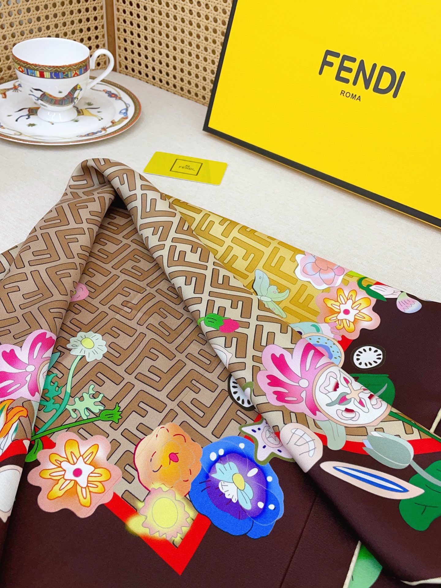 ✨✨【18姆米 双面同色】Fendi最新的专柜主打款。真丝方巾💟 度假及日常都非常好搭配的款😍订单私流 