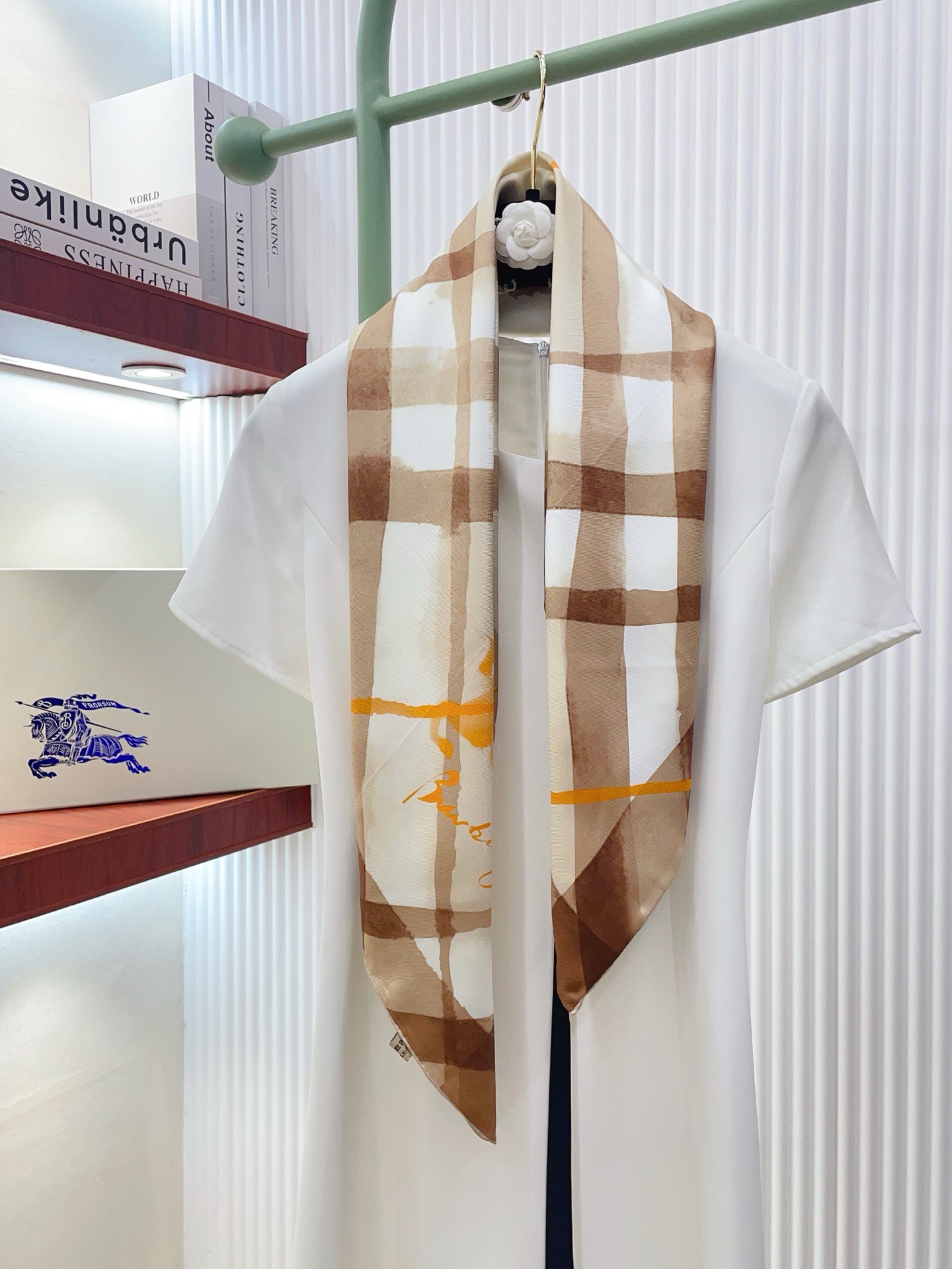 NO:821193,【18moomi  Both sides are the same color] The B family silk scarf has a high-end sense of high-end fashion style. The color matching is very sophisticated, the pattern is ingenious, and the upper body is simply stunning. It can be integrated into daily items and can be matched with very young dressing styles. It is enough to make any mediocre clothing stunning, and has rich matching functions  Soft. The feel, gloss and curling are all very good. Customized fabric. It makes the scarf easier to style. The simple matching gives people a very comfortable and tasteful big-name feel... Recommended 90*90cm top twill silk square scarf high version scarf, high version scarf, real  silk19860909【18姆米 双面同色】B家丝巾高级感爆棚高级时髦风配色非常考究,图案匠心,上身简直美得太惊艳了融入日常的单品,可以搭配很年轻的穿搭方式.它足以让任何一件平庸的服装变得惊艳无比,有着丰富搭配功能柔软.手感,光泽感,卷边都做的非常好,定制级面料.赋予了围巾更非常容易造型.简单的搭配却给人非常舒适有品味的大牌感…推荐90*90cm顶级斜纹真丝方巾高版本围巾,高版本围巾,real silk,scarf