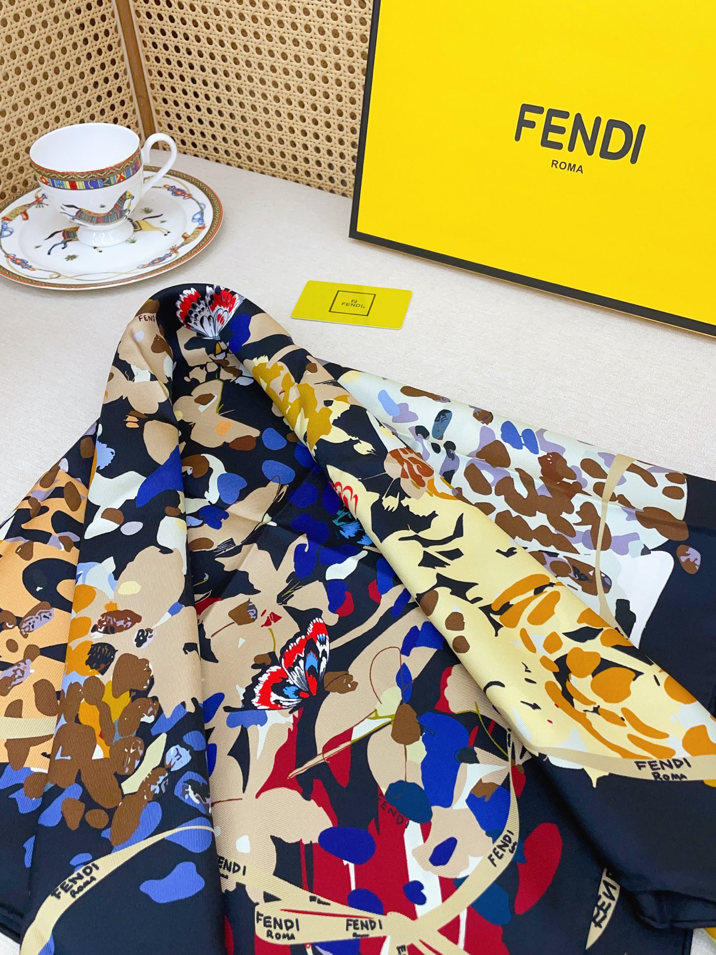 ✨✨【18姆米 双面同色】Fendi最新的专柜主打款【手绘波点 90】真丝方巾💟 度假及日常都非常好搭配