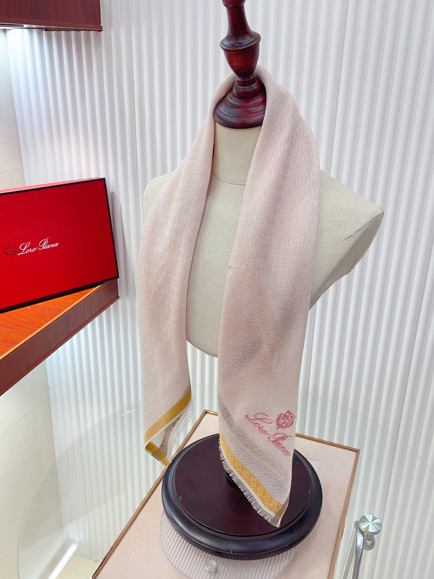 ✨✨【羊绒款 70尺寸 】新品 LP家秋冬羊绒款 随意切换造型 ,小巧又不失优雅的款式 70*70 黄金