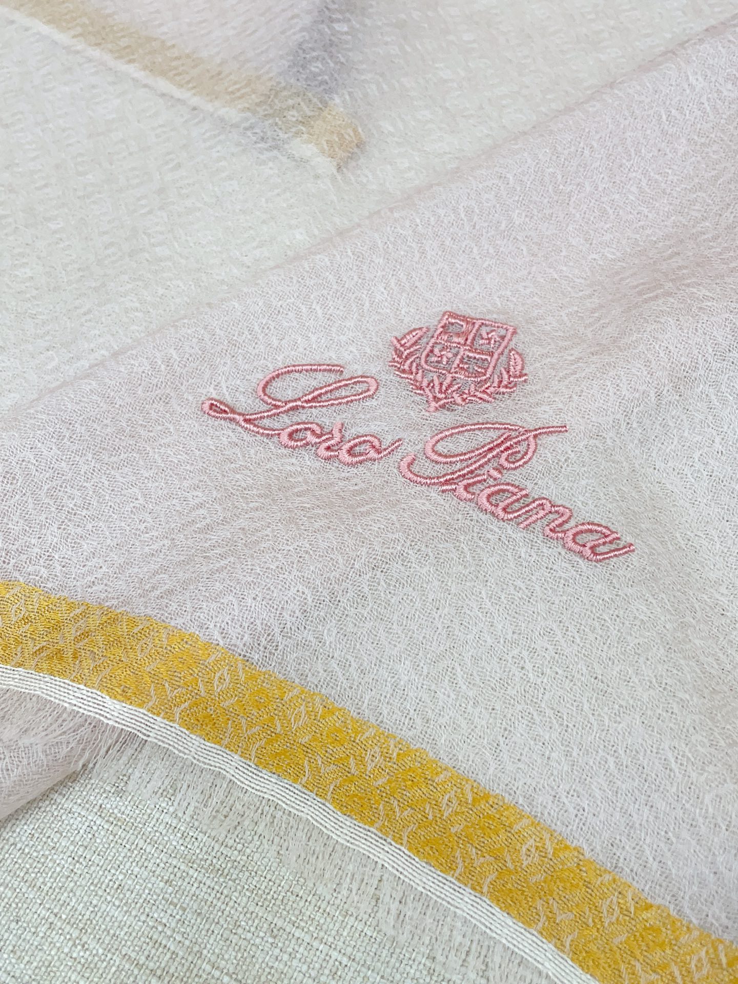 ✨✨【羊绒款 70尺寸 】新品 LP家秋冬羊绒款 随意切换造型 ,小巧又不失优雅的款式 70*70 黄金