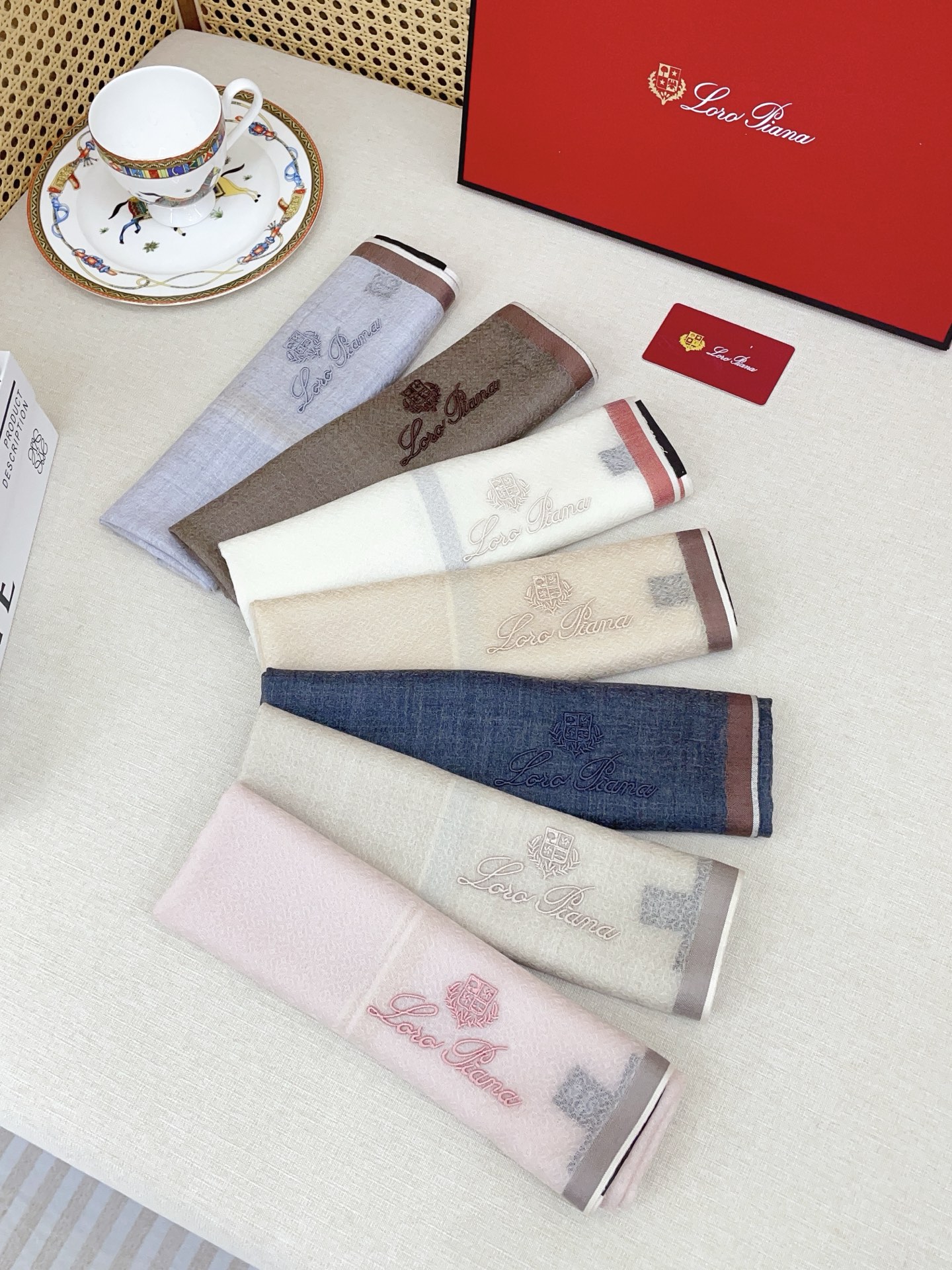 ✨✨【羊绒款 70尺寸 】新品 LP家秋冬羊绒款 随意切换造型 ,小巧又不失优雅的款式 70*70 黄金