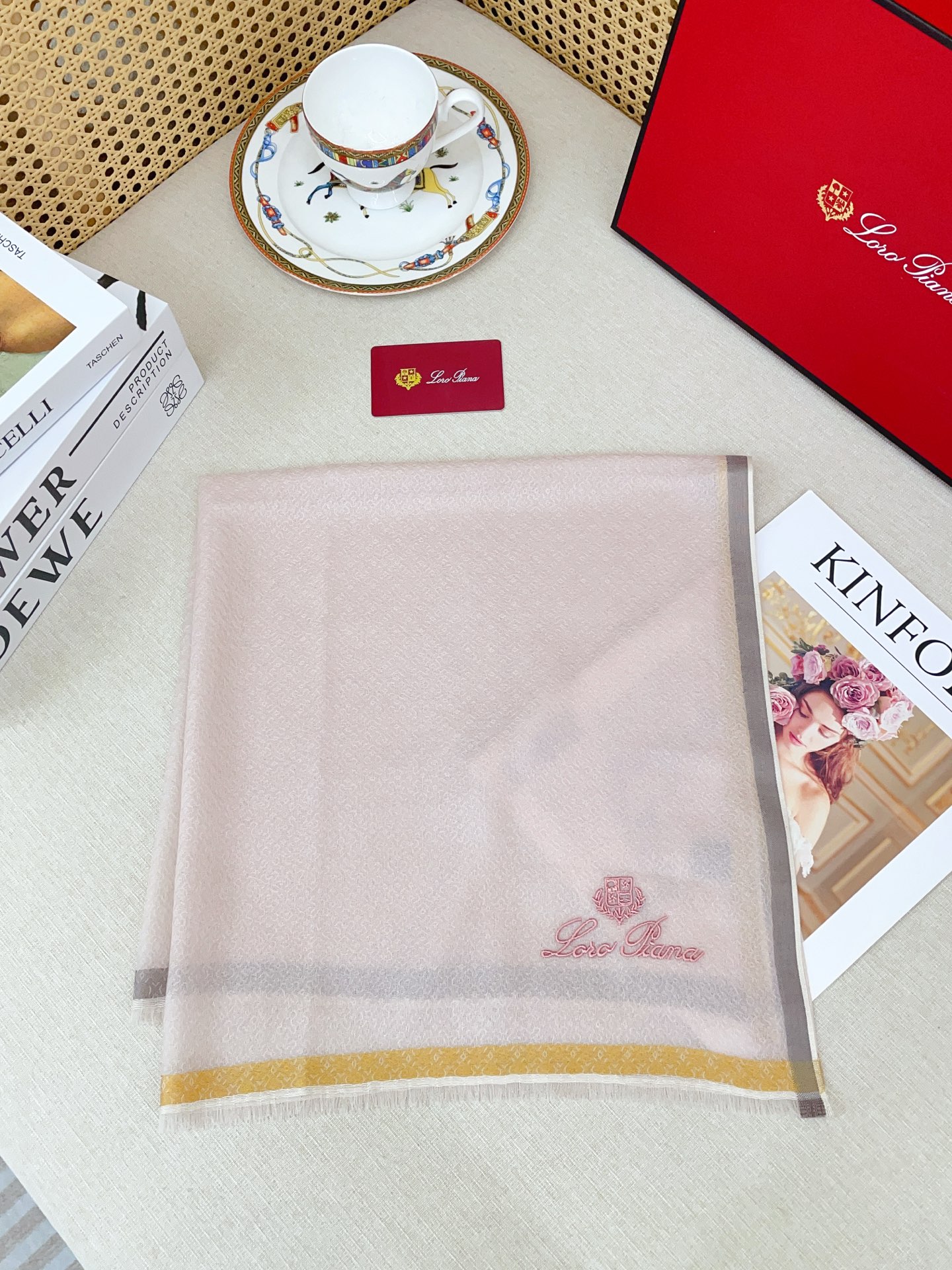 ✨✨【羊绒款 70尺寸 】新品 LP家秋冬羊绒款 随意切换造型 ,小巧又不失优雅的款式 70*70 黄金