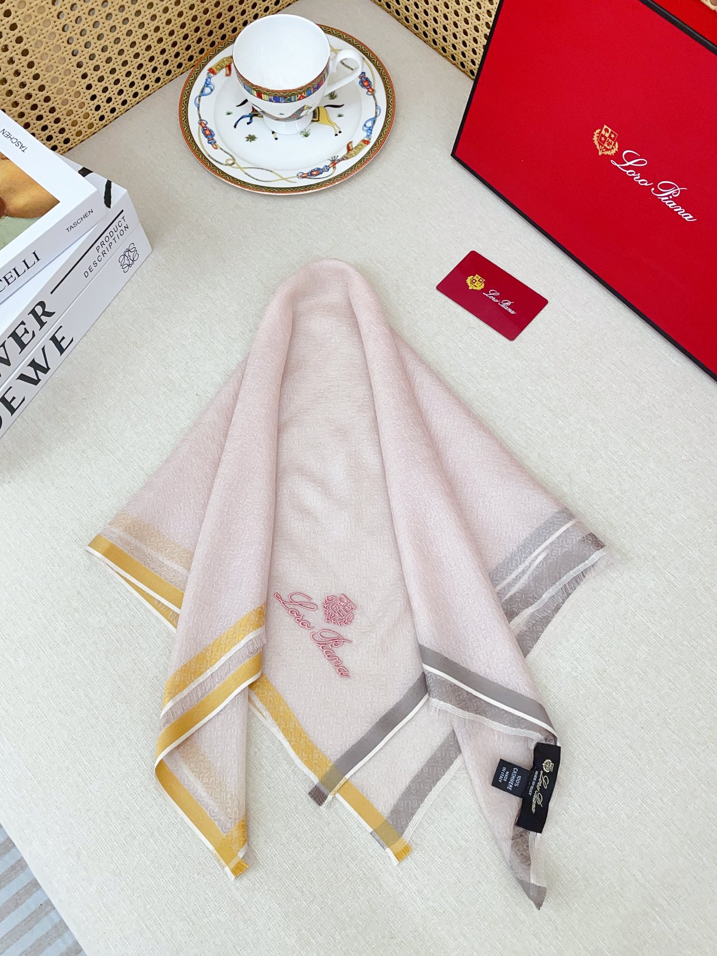 ✨✨【羊绒款 70尺寸 】新品 LP家秋冬羊绒款 随意切换造型 ,小巧又不失优雅的款式 70*70 黄金