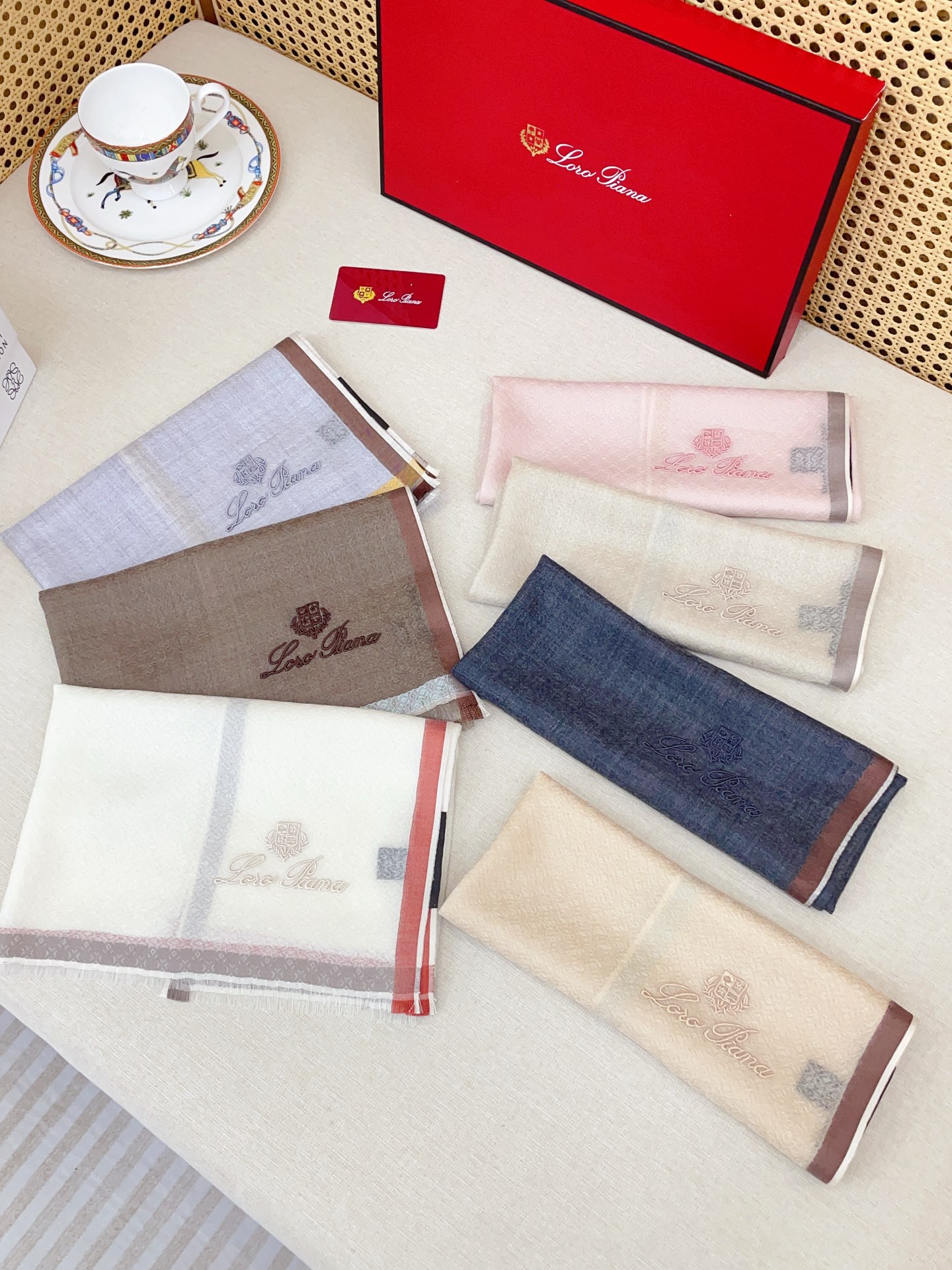 ✨✨【羊绒款 70尺寸 】新品 LP家秋冬羊绒款 随意切换造型 ,小巧又不失优雅的款式 70*70 黄金