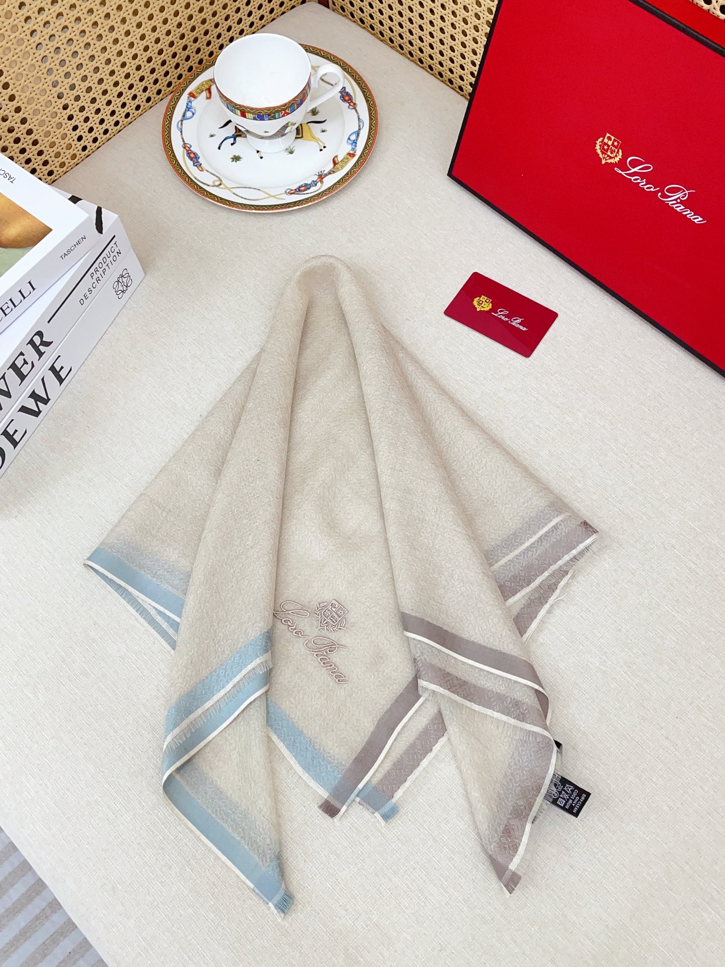 ✨✨【羊绒款 70尺寸 】新品 LP家秋冬羊绒款 随意切换造型 ,小巧又不失优雅的款式 70*70 黄金