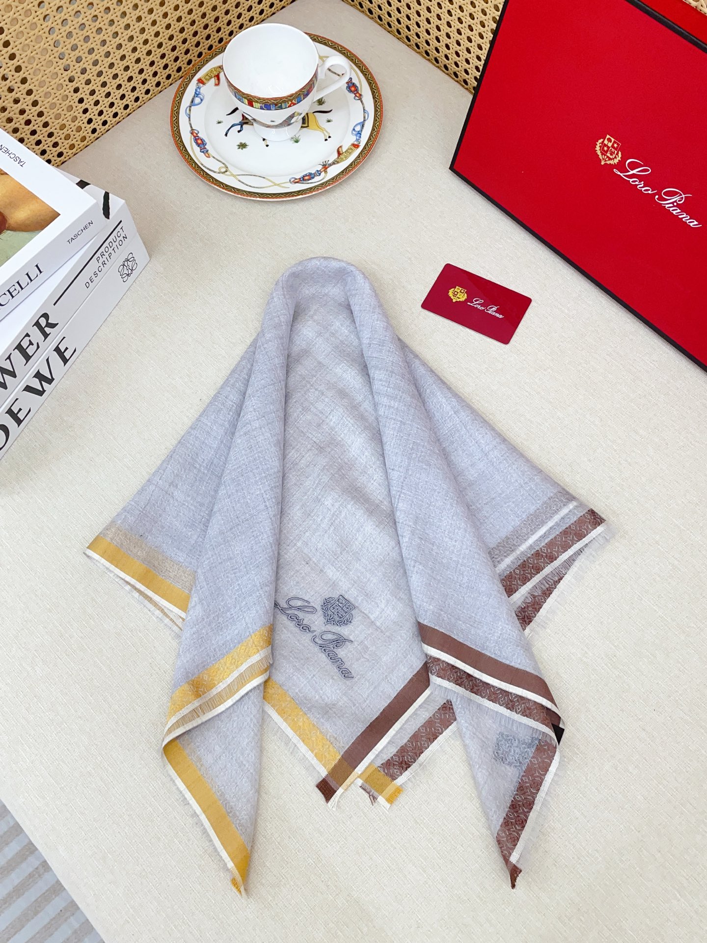 ✨✨【羊绒款 70尺寸 】新品 LP家秋冬羊绒款 随意切换造型 ,小巧又不失优雅的款式 70*70 黄金