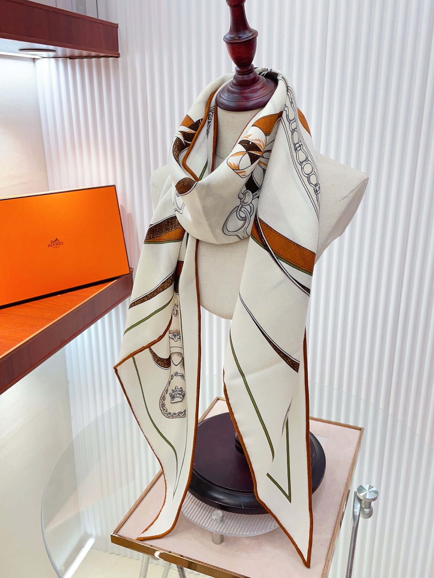 NO:821157,[Thick silk and wool style, double-sided same color] The latest model of the top H family counter is [Morning Stroll Large Triangular Scarf] Multi-functional triangle scarf, with bright colors, elegant and casual style, capturing a moment of inspiration and integrating it into the work, bringing the meaning of beauty to the extreme. 70 cashmere silk, specification 94*188 high version scarf, high version scarf, real silk19860909【加厚丝毛款 双面同色】上新顶级H家专柜最新款【清晨漫步大三角巾】多功能三角巾 ,色彩明丽,格调高雅而随性,捕捉一瞬间的灵感融入作品之中,将美的含义发挥到极致.70羊绒真丝,规格94*188高版本围巾,高版本围巾,real silk,scarf