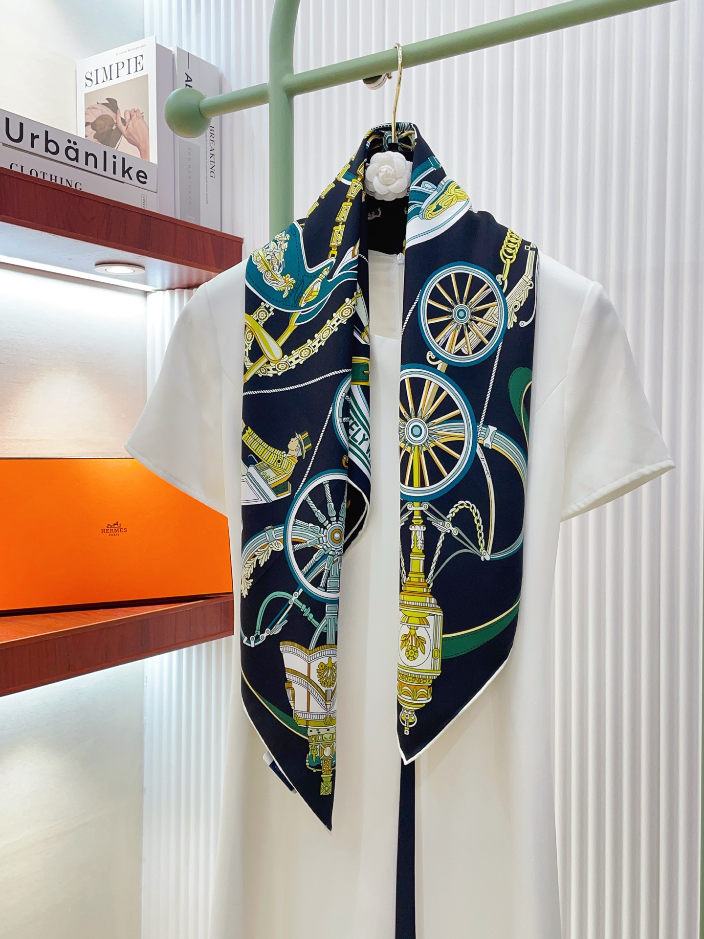 NO:821162,[18 Mumi, double-sided with the same color] H**S new silk scarf, everyone said it looks good when I bought it. Recommended [Noble Wheel 90] Silk square scarf, top craftsmanship, value-for-money counter hit, three-dimensional presentation of pattern texture, very high grade, special craftsmanship, high-end research and development, stunning appearance, special cutting-edge craftsmanship, loved by Bai Fumei. Whether it is quality, style or price, it makes them scream for big brands. Super high cost performance  It is definitely worth buying twill silk, size 90cm*90cm high version scarf, high version scarf, real silk19860909【18姆米 双面同色】H**S真丝新款买了都说好看推荐【尊贵之轮 90】真丝方巾,顶级工艺超值专柜爆款立体呈现图案纹路实物档次极高特殊工艺高端研发惊艳问世特殊尖端工艺处理受到白富美的喜欢 无论是品质 款式 价格都令大牌控的她们尖叫 超高性价比 绝对值得入手斜纹真丝,尺寸90cm*90cm高版本围巾,高版本围巾,real silk,scarf