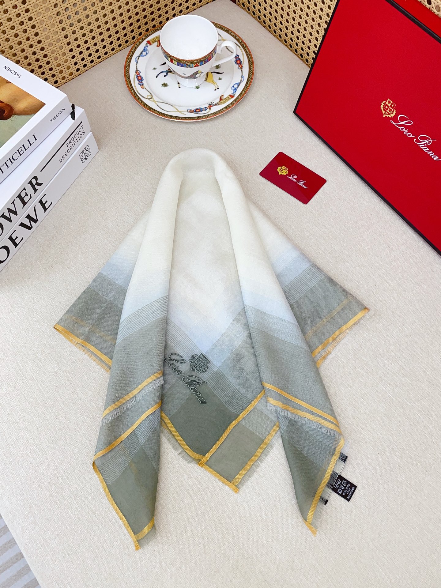 🆕 ✨✨【羊绒款 70尺寸 】新品 L🆕 P家秋冬羊绒款 随意切换造型 ,小巧又不失优雅的款式 70*70 黄金尺寸 高