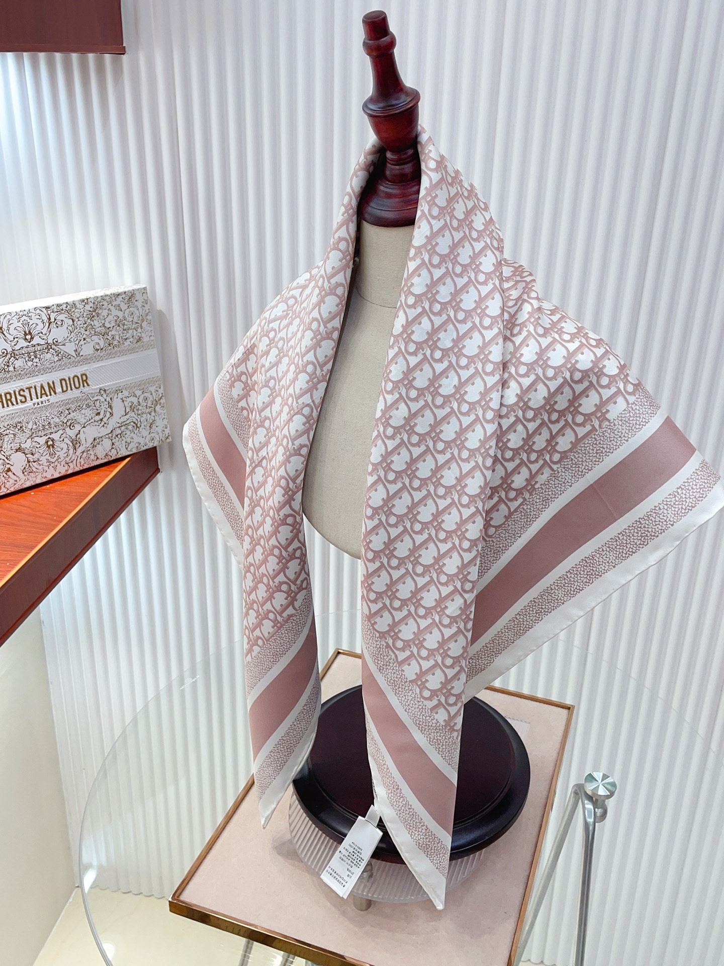 ✨✨【18姆米 双面异色】DIOR 真丝方巾，高冷范，采用顶级斜纹真丝材质，打造如婴儿肌肤般的手感， 业