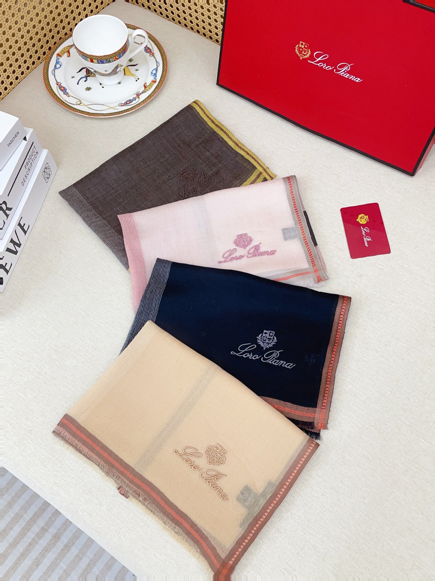 ✨✨【羊绒款 70尺寸 】新品 LP家秋冬羊绒款 随意切换造型 ,小巧又不失优雅的款式 70*70 黄金