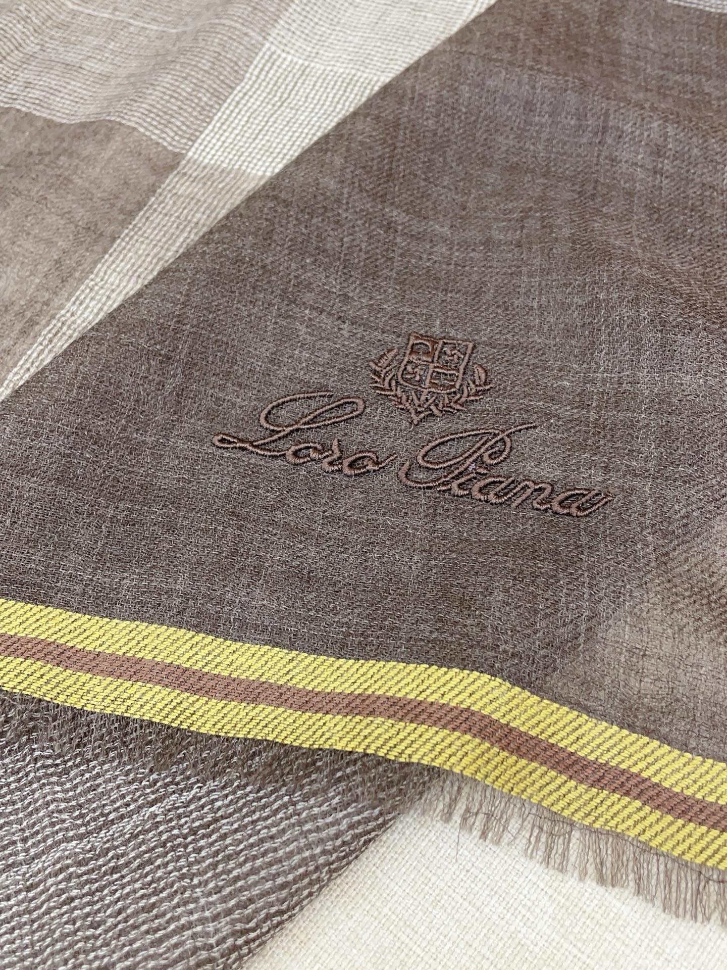 ✨✨【羊绒款 70尺寸 】新品 LP家秋冬羊绒款 随意切换造型 ,小巧又不失优雅的款式 70*70 黄金