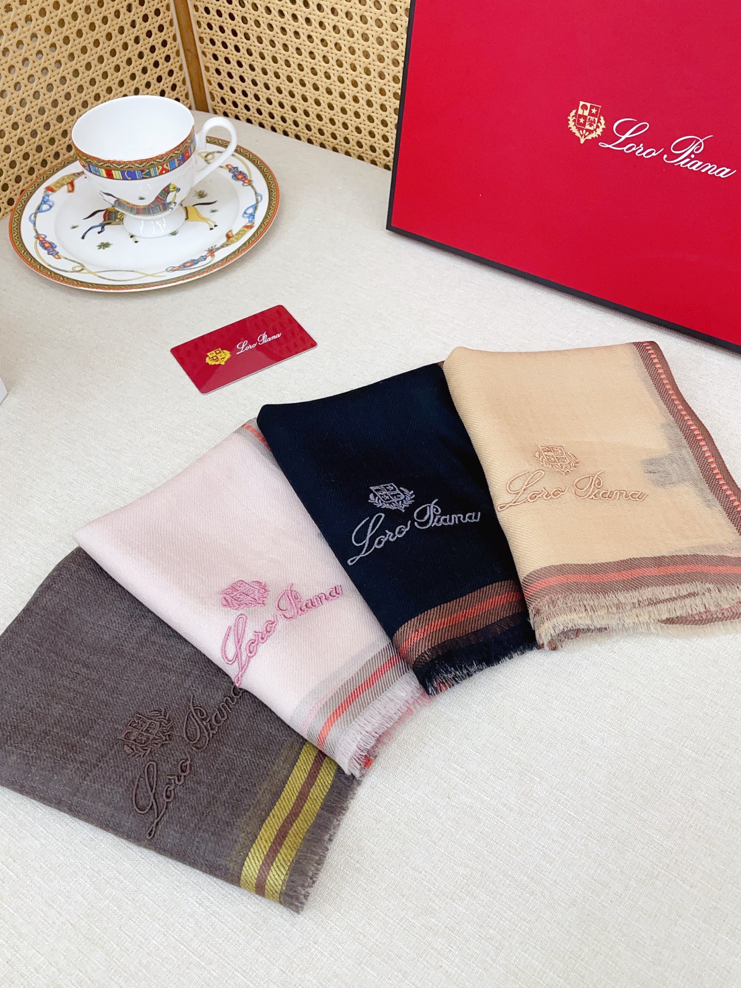 NO:861999,[Cashmere style 70 size] New product LP's autumn and winter cashmere style, you can switch styles at will, compact yet elegant style 70*70 gold size, high-end fashion without being too ostentatious, very design-like and elegant to the core!  This year’s new series~ is really beautiful with such a design!  A must!  The upper body effect is simply high-end and elegant!  Cashmere high version scarf, high version scarf, loro piana, gold19860909【羊绒款 70尺寸】新品 LP家秋冬羊绒款 随意切换造型 ,小巧又不失优雅的款式 70*70 黄金尺寸 高级时尚又不会过于张扬,很有设计感~气质到骨子里！今年新出的系列~真的被这样的设计美！必入！上身效果简直高级优雅气质到不行！羊绒高版本围巾,高版本围巾,loro piana,gold,scarf