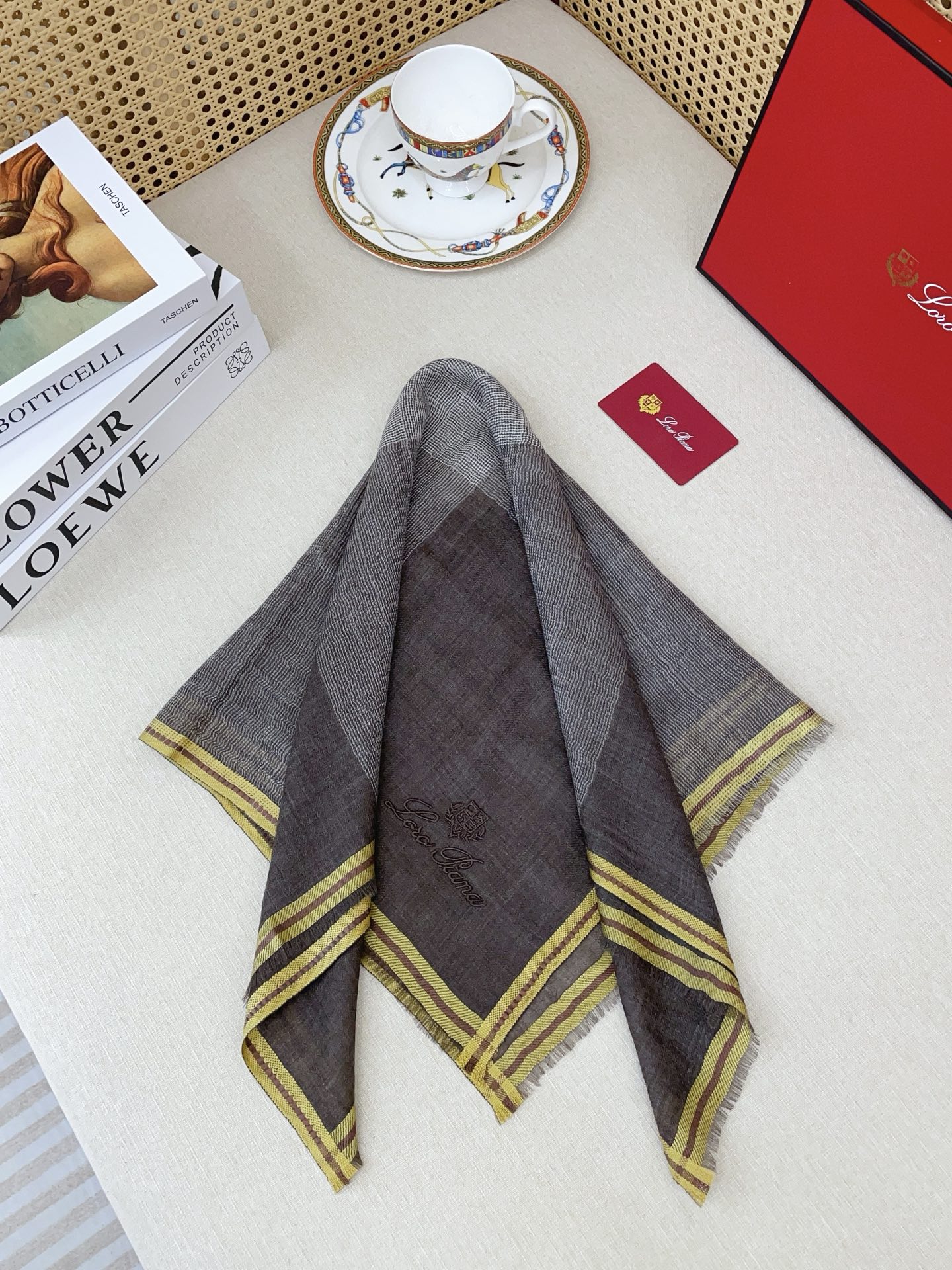 ✨✨【羊绒款 70尺寸 】新品 LP家秋冬羊绒款 随意切换造型 ,小巧又不失优雅的款式 70*70 黄金