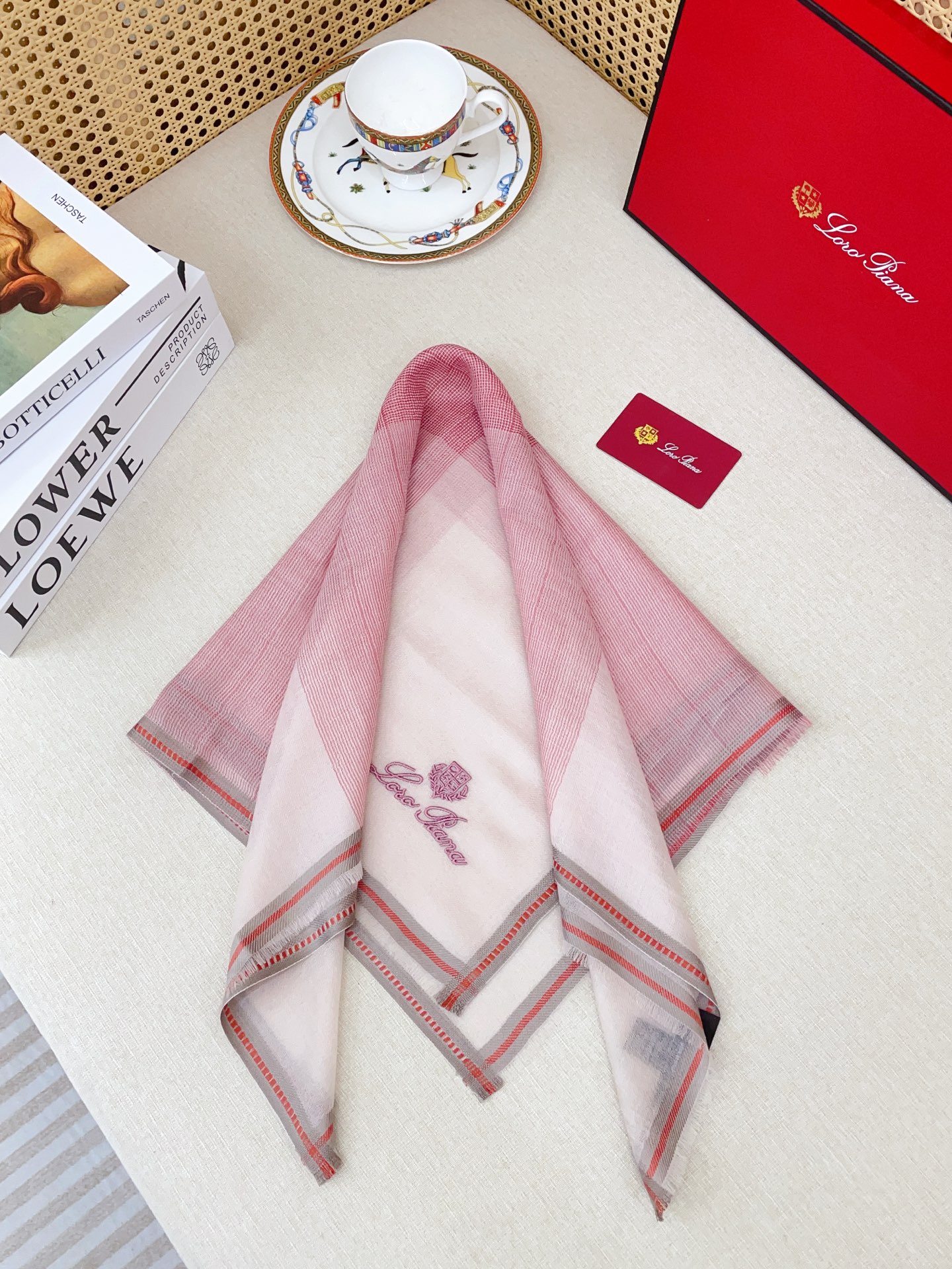 ✨✨【羊绒款 70尺寸 】新品 LP家秋冬羊绒款 随意切换造型 ,小巧又不失优雅的款式 70*70 黄金