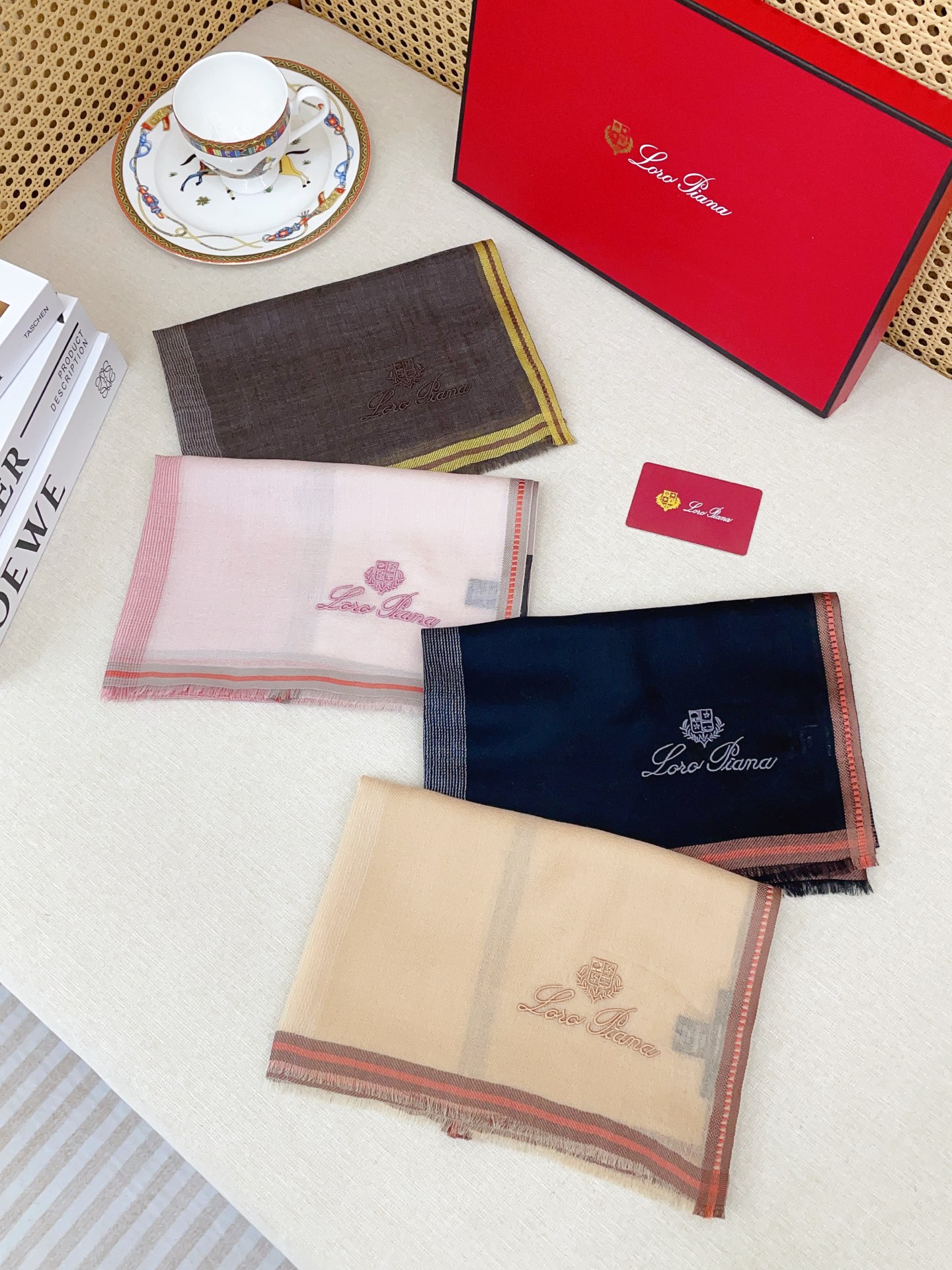 ✨✨【羊绒款 70尺寸 】新品 LP家秋冬羊绒款 随意切换造型 ,小巧又不失优雅的款式 70*70 黄金