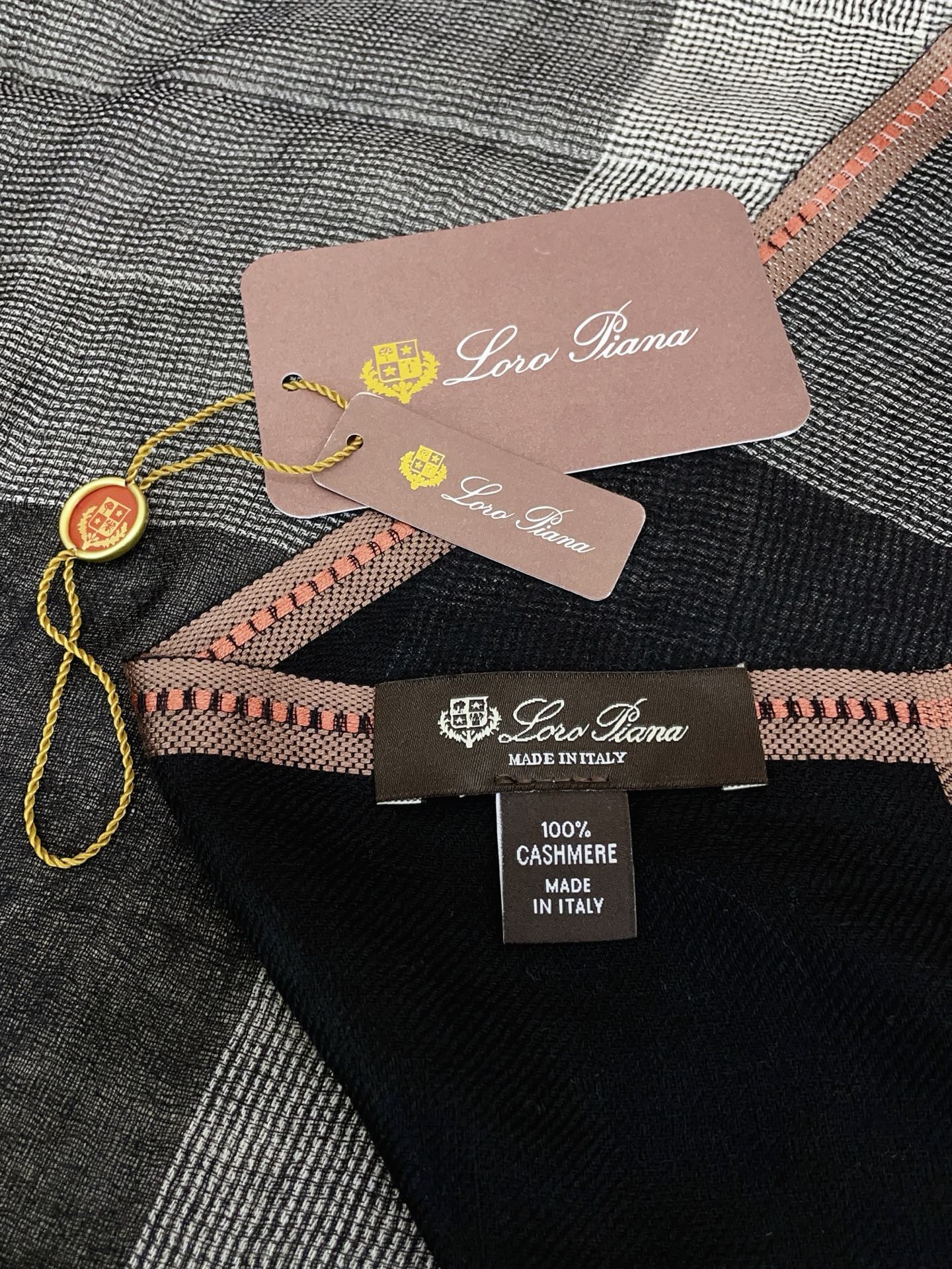 ✨✨【羊绒款 70尺寸 】新品 LP家秋冬羊绒款 随意切换造型 ,小巧又不失优雅的款式 70*70 黄金