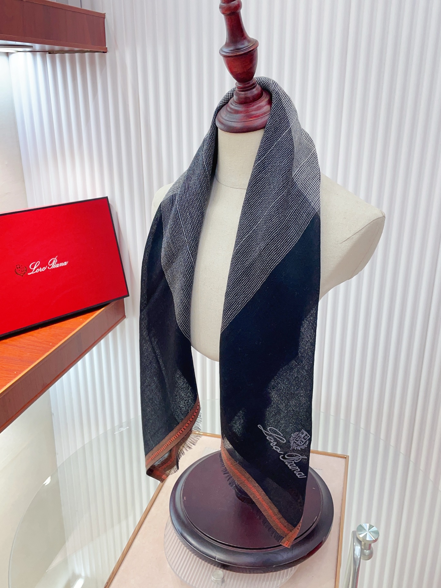 ✨✨【羊绒款 70尺寸 】新品 LP家秋冬羊绒款 随意切换造型 ,小巧又不失优雅的款式 70*70 黄金