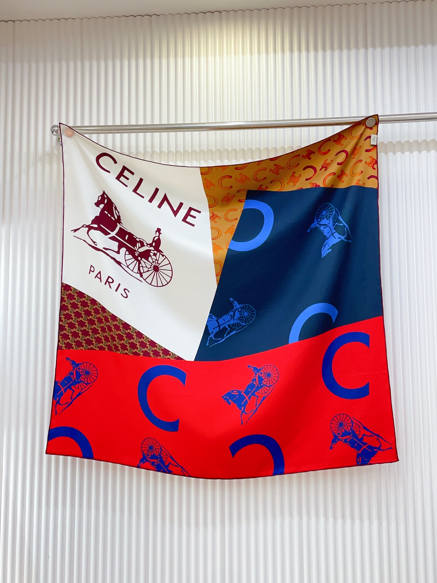 ✨✨【18姆米 双面同色】上身效果疯狂的喜欢❗️专柜也是刚刚上架的，CELINE最最新款~非常有看头，瑟