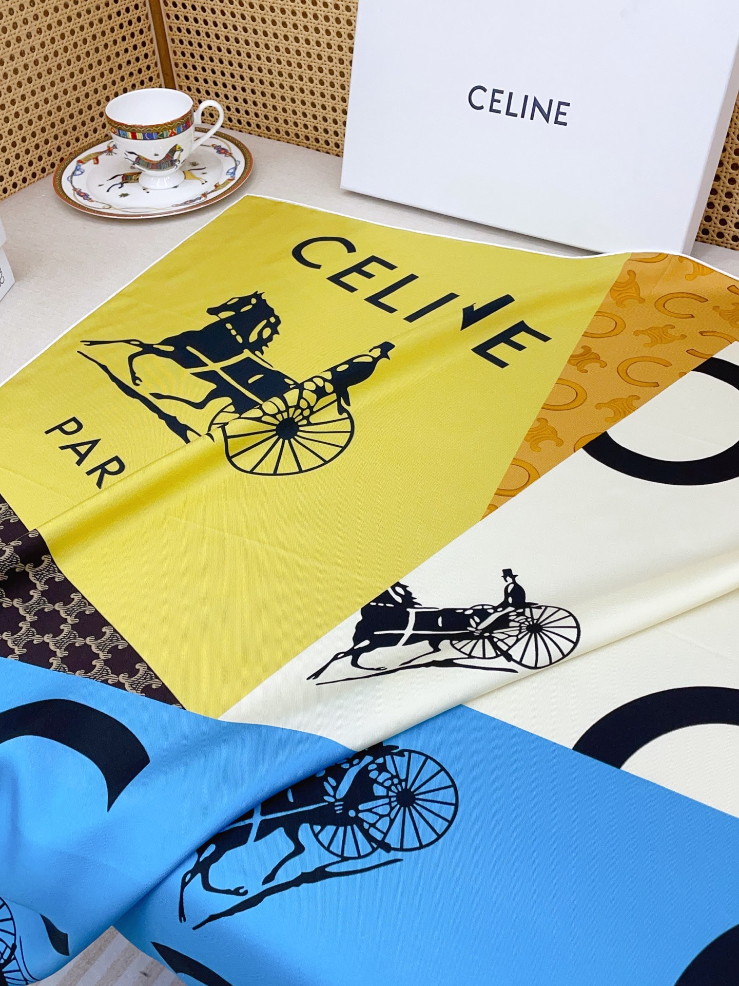 ✨✨【18姆米 双面同色】上身效果疯狂的喜欢❗️专柜也是刚刚上架的，CELINE最最新款~非常有看头，瑟