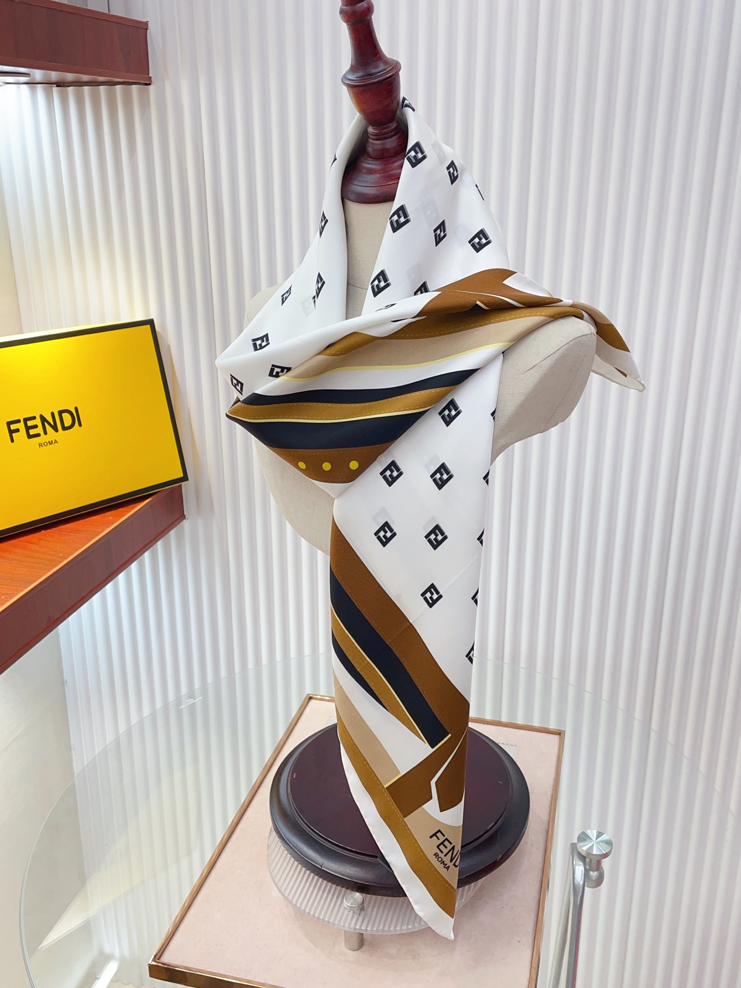 ✨✨【18姆米 双面同色】Fendi最新的专柜主打款。真丝方巾💟 度假及日常都非常好搭配的款😍订单私流  】一看到就想去