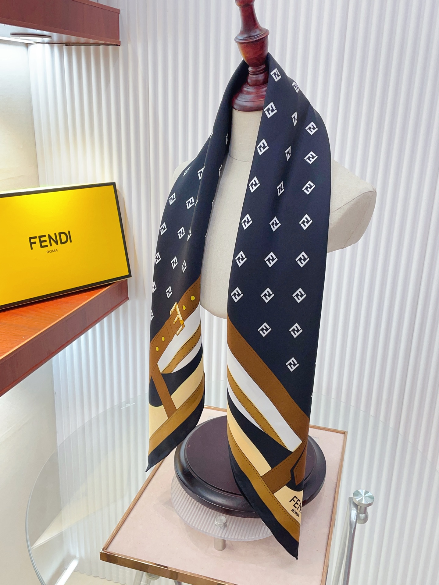 ✨✨【18姆米 双面同色】Fendi最新的专柜主打款。真丝方巾💟 度假及日常都非常好搭配的款😍订单私流  】一看到就想去