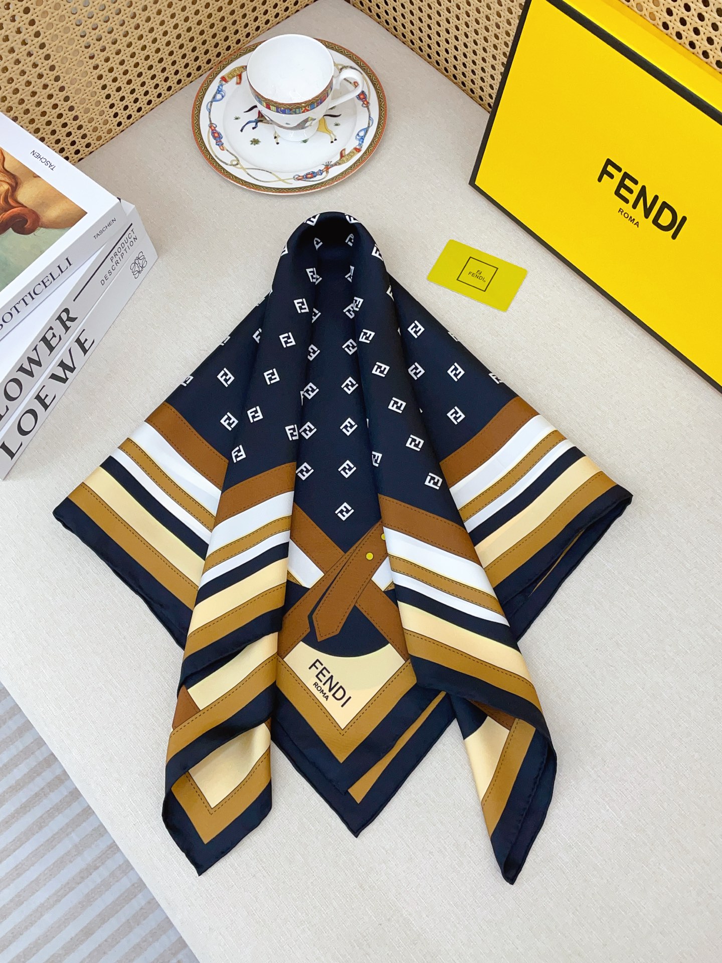 ✨✨【18姆米 双面同色】Fendi最新的专柜主打款。真丝方巾💟 度假及日常都非常好搭配的款😍订单私流  】一看到就想去