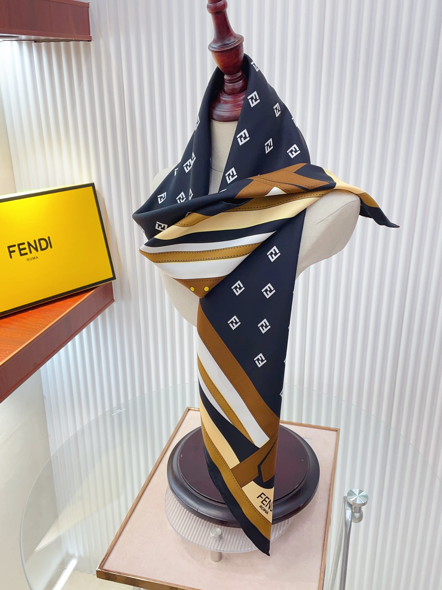 ✨✨【18姆米 双面同色】Fendi最新的专柜主打款。真丝方巾💟 度假及日常都非常好搭配的款😍订单私流  】一看到就想去