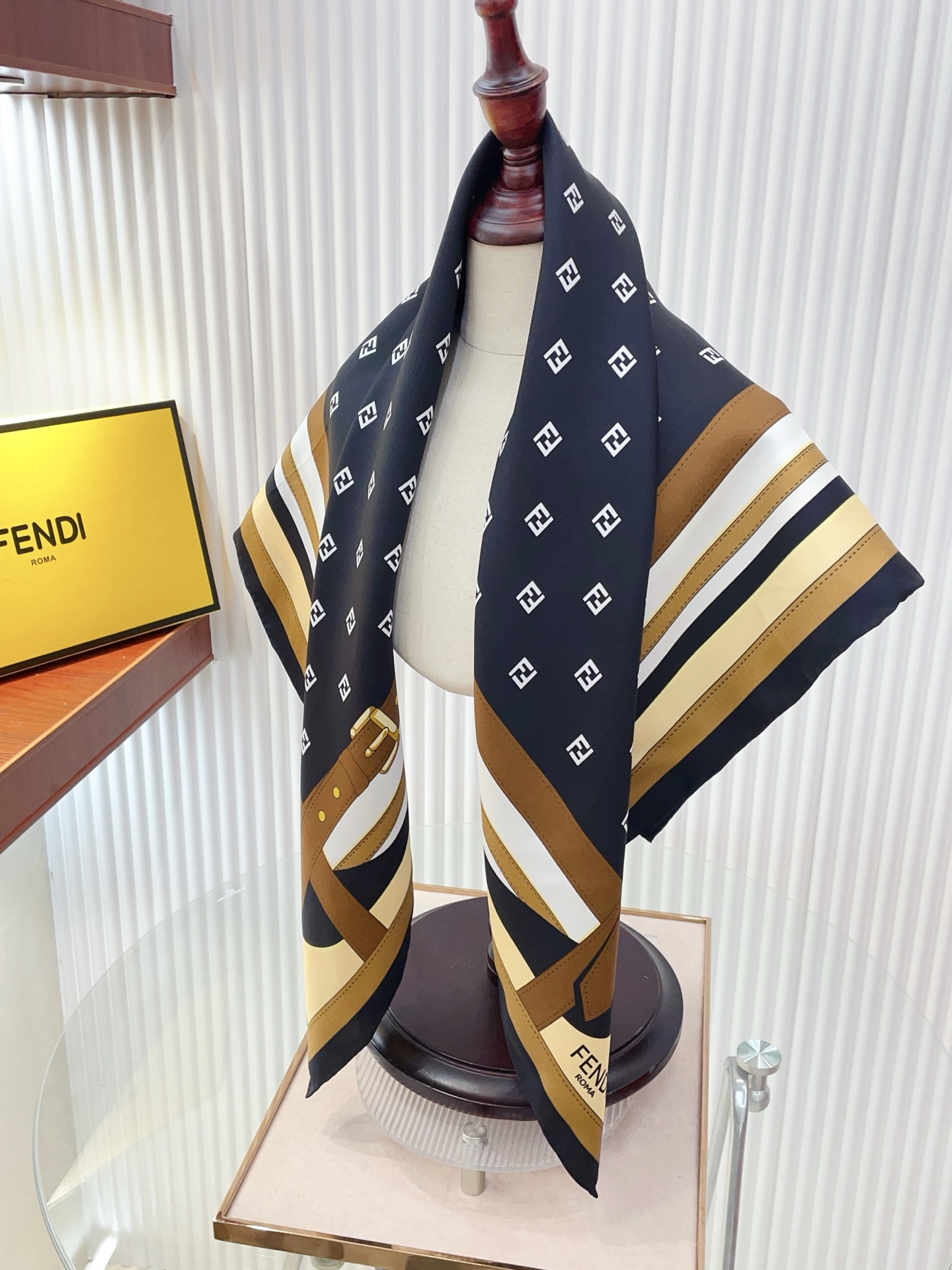 ✨✨【18姆米 双面同色】Fendi最新的专柜主打款。真丝方巾💟 度假及日常都非常好搭配的款😍订单私流  】一看到就想去
