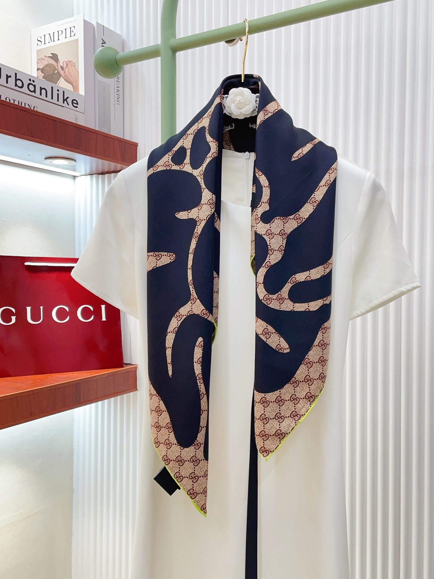 NO:821164,[18 Mumi, double-sided same color] The new style of G’s silk is said to be good-looking. Recommended silk square scarves. Top-notch craftsmanship, value-for-money counter pop-up, three-dimensional presentation of patterns and textures, extremely high-grade special craftsmanship, high-end research and development, stunning advent, special cutting-edge craftsmanship, favored by Bai Fumei. Whether it is quality, style or price, they scream for big brands. Super cost-effective, definitely worth buying twill silk, size 90cm*90cm high version scarf, high version scarf, gucci, real silk19860909【18姆米 双面同色】G家真丝新款买了都说好看推荐真丝方巾,顶级工艺超值专柜爆款立体呈现图案纹路实物档次极高特殊工艺高端研发惊艳问世特殊尖端工艺处理受到白富美的喜欢 无论是品质 款式 价格都令大牌控的她们尖叫 超高性价比 绝对值得入手斜纹真丝,尺寸90cm*90cm高版本围巾,高版本围巾,gucci,real silk,scarf