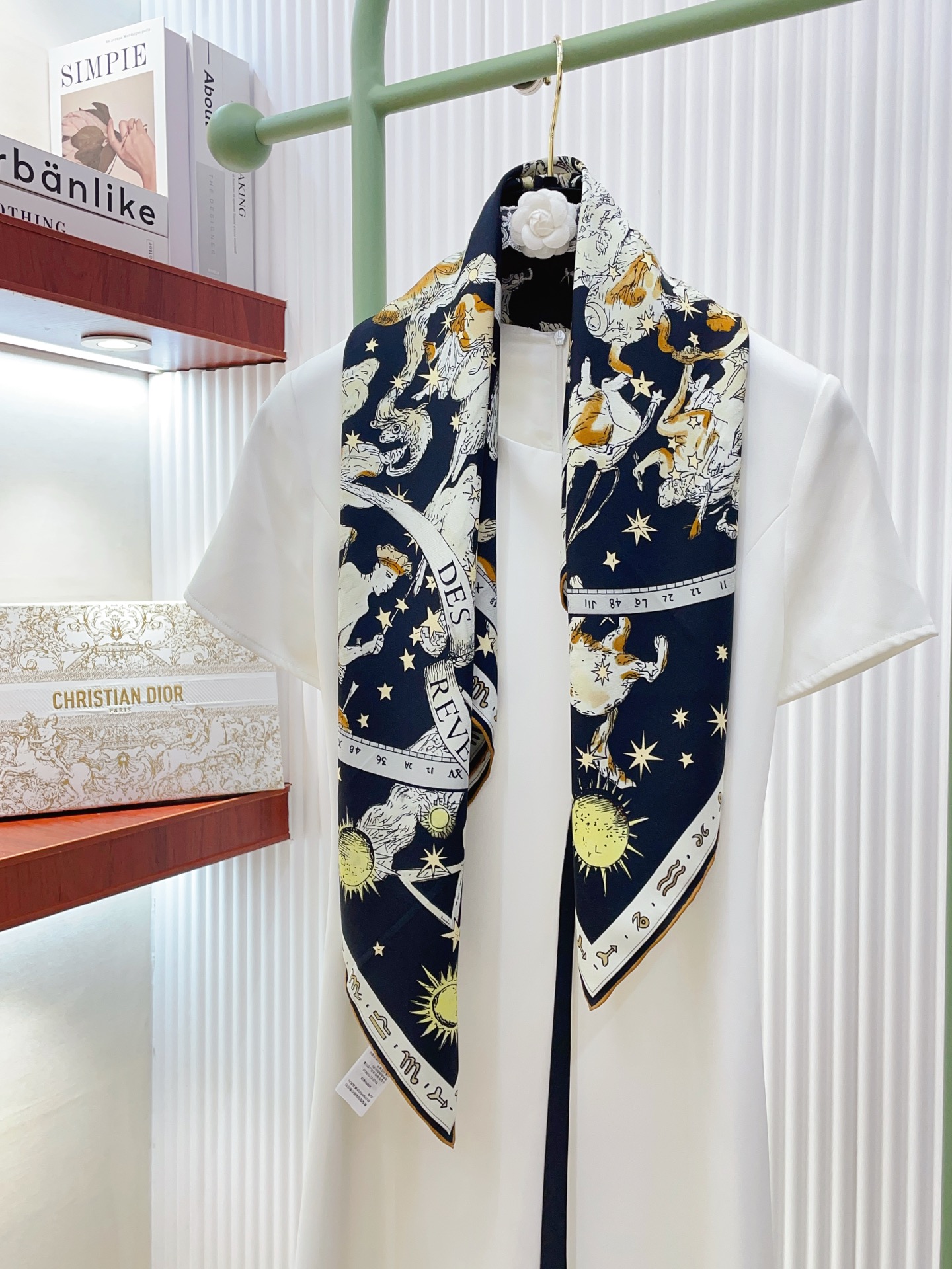 NO:861886,[18 Mummy Double-sided same color] High-end CD [Starry Sky Constellation]  90] High-end fashion style color matching is very sophisticated, the pattern is ingenious, and the upper body is so beautiful that it can be integrated into daily items and can be matched with very young dressing styles. It is enough to make any mediocre clothing stunning, with rich matching functions and soft feel.  The luster and curling are very good, custom-grade fabric. It makes the scarf easier to style. The simple matching gives people a very comfortable and tasteful big-name feel... Recommended 90*90cm top twill silk square scarf high version scarf, high version scarf, real  silk19860909【18姆米 双面同色】高级感爆棚CD【星空星座 90】高级时髦风配色非常考究,图案匠心,上身简直美得太惊艳了融入日常的单品,可以搭配很年轻的穿搭方式.它足以让任何一件平庸的服装变得惊艳无比,有着丰富搭配功能柔软.手感,光泽感,卷边都做的非常好,定制级面料.赋予了围巾更非常容易造型.简单的搭配却给人非常舒适有品味的大牌感…推荐90*90cm顶级斜纹真丝方巾高版本围巾,高版本围巾,real silk,scarf