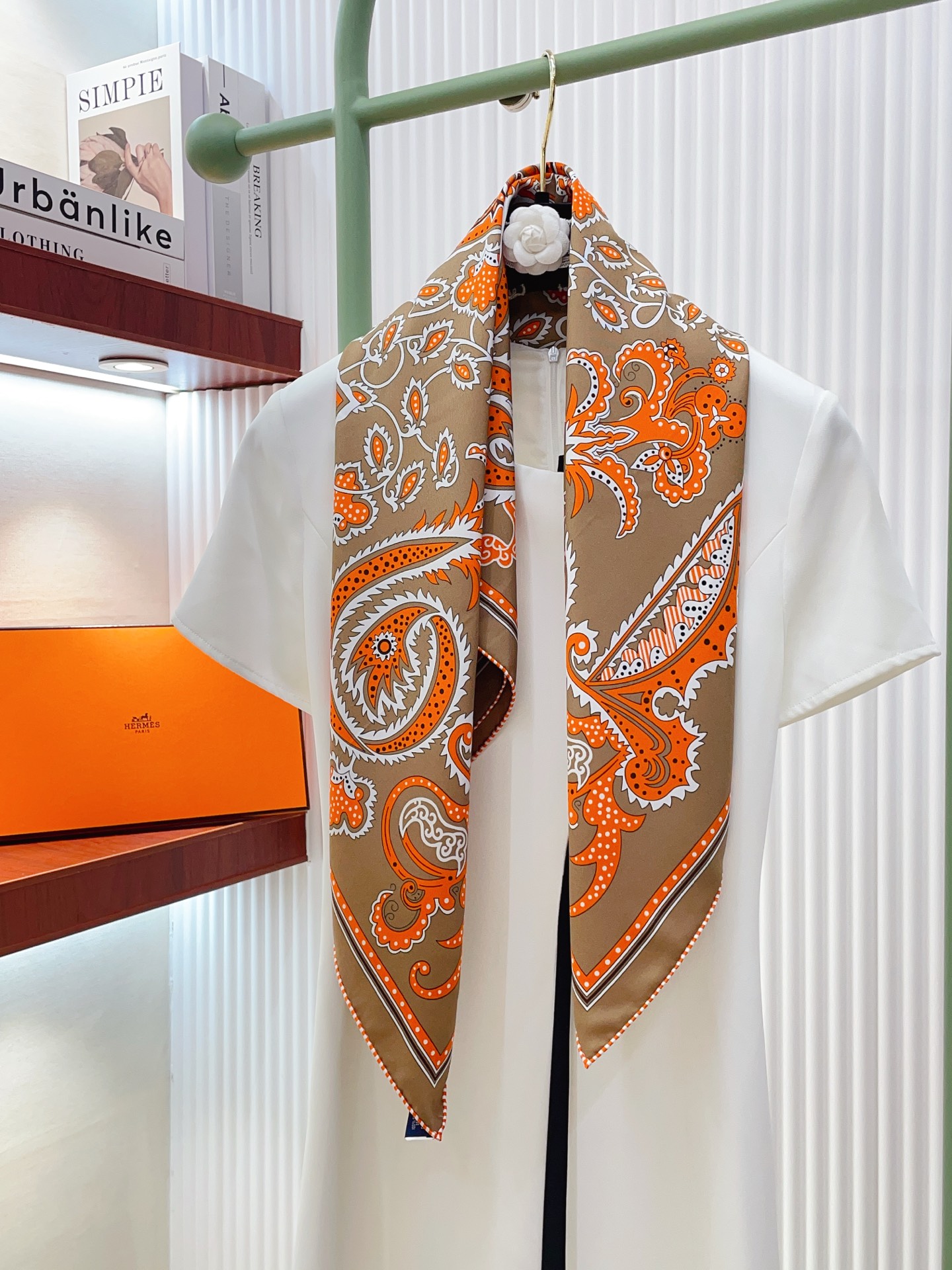 NO:861848,[18 Mumi, double-sided same color] H**S new silk scarf, everyone said it looks good when I bought it. Recommended [Illuminated H90] Silk square scarf, top craftsmanship, super value counter hot model, three-dimensional presentation of pattern texture, very high quality, special craftsmanship, high-end research and development, stunning appearance, special cutting-edge craftsmanship, loved by Bai Fumei, whether it is quality, style or price, it makes them scream for big brand control, super cost-effective  It is definitely worth buying twill silk, size 90cm*90cm high version scarf, high version scarf, real silk19860909【18姆米 双面同色】H**S真丝新款买了都说好看推荐【被点亮的H90】真丝方巾,顶级工艺超值专柜爆款立体呈现图案纹路实物档次极高特殊工艺高端研发惊艳问世特殊尖端工艺处理受到白富美的喜欢 无论是品质 款式 价格都令大牌控的她们尖叫 超高性价比 绝对值得入手斜纹真丝,尺寸90cm*90cm高版本围巾,高版本围巾,real silk,scarf
